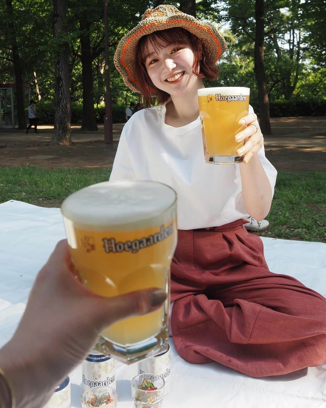 いしだちひろのインスタグラム：「ピクニックでアペロしました🍻   今回はヒューガルデンと 自作のおつまみを合わせました🫶！ おつまみは、きのこと茄子とズッキーニのガーリック炒めと、スモークサーモンとトマトのクリームチーズ和えを🌿🍃   ヒューガルデンは華やかで口当たりの良い味わいで 外で飲むのにも最高でしたー！！ 日常から離れて静かで自然あふれる場所で飲むビールが 本当に幸せでした☺️🌷   おつまみを盛り付けたミニグラスは、 全国のスーパーで手に入るとのこと🫶   皆さんもぜひ良きアペロを🍻🍻   #Hoegaarden #ヒューガルデン#ホワイトビール #アペロ @hoegaarden_jpn」