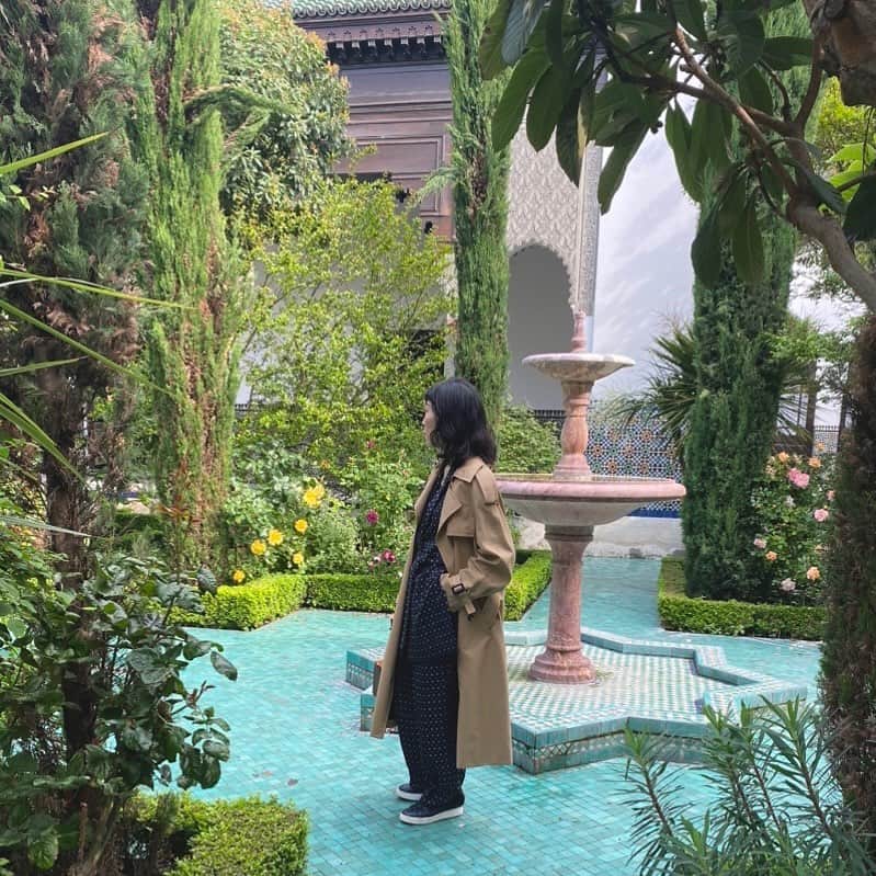 アデルのインスタグラム：「娘のお稽古待ちの間時間、朝早くから開いているモスクを散歩。  異国感漂う好きな場所。 モスケドパリ、特に横のテォーサロンのテラスは、いつも私のパリの好きなスポット。 細かいモザイクや大理石の装飾などが美しくて心躍る場所でもあります。  #mosqueedeparis #paris」