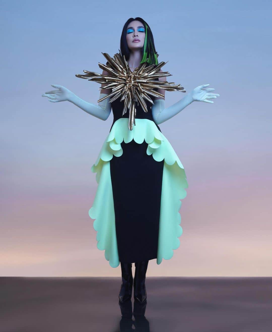 ルナ・マヤのインスタグラム：「Inspire and empower #queenofthemoon   Photographer @harionohalim  Stylist @allyshanila  Stylist's Assistant @_lar.ixxa_ Makeup Artist @archangelachelsea  Hair Stylist @shabura  Nails @linneabeautybar_id Dress by @peggyhartanto Shoes by @stuartweitzman @kanmogroup.fashion #InOurShoes #SWIndonesia  Bodypiece by @rinaldyyunardi  Earrings by @swarovski @mapfashion」