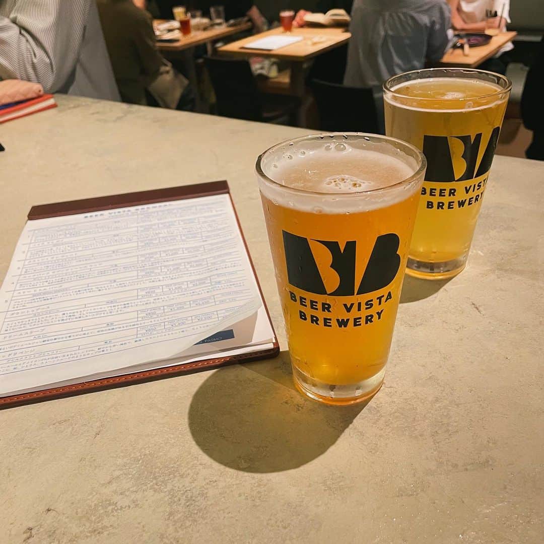 ナカヤマユキコのインスタグラム：「.    清澄白河の @beervista_brewery 🍺      ずっと行きたくてやっと行けました🥹 酒飲み同好会のお2人ありがとう🫶🏻    お洒落かつ居心地のいい内装に 豊富なビールとおつまみ達で 永遠にいられる素敵空間だった…   ラムとセロリの麻婆豆腐とか明太子ホイップとか ちょっと一癖あるメニューが多いんだけど どれもビールにどんぴしゃなお味なの🤤  更にビールもどれを飲んでも美味しくて 無限の方程式が出来上がりました。幸せだった…💭           この日は清澄白河界隈をハシゴ旅しようとしたんだけど なかなか他のお店に巡り会えず〜🫠   またリベンジしたい🍻                 . . . . . . #清澄白河 #清澄白河グルメ  #クラフトビール #ビール女子 #ビール部  #ビール党 #飲酒タグラム #酒飲み女子」