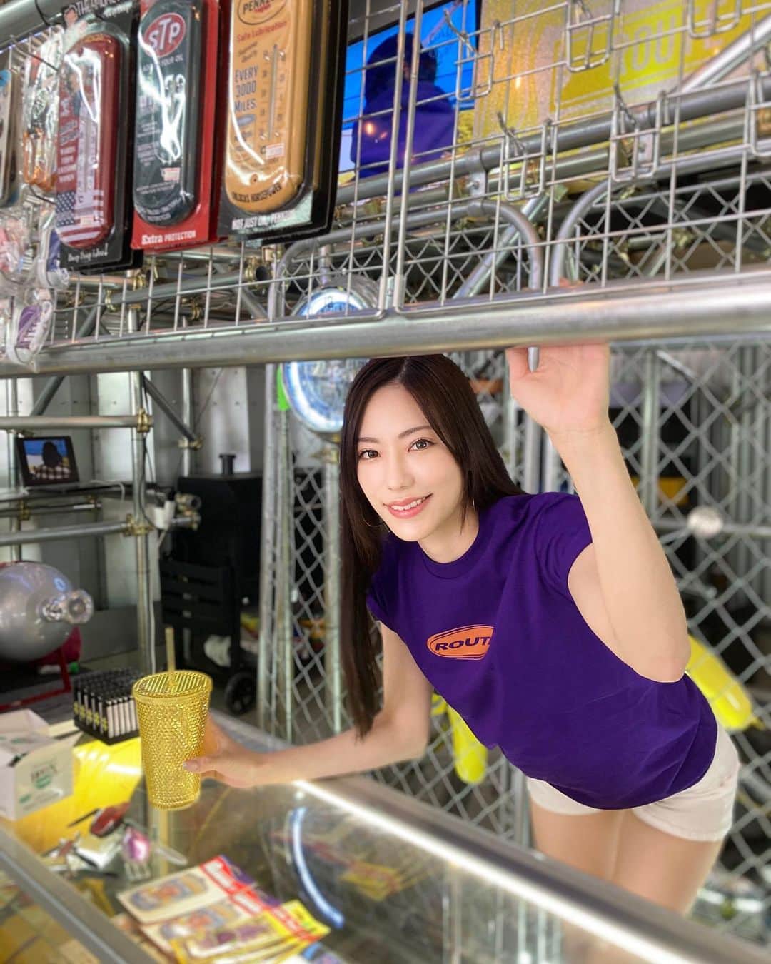のインスタグラム：「今日はエーカーズの撮影でした😆✨📷Tシャツとショーパンで夏の先取り☀️ 雨が強くなくてよかったです🎶  @acarsmagazine  @route.officia1  @hibino.photoshot   #acars #エーカーズ#アメリカン#カーライフ #マガジン#アメ車 #自動車雑誌 #route #onlineshop#アメカジ#tシャツコーデ #American #carlife #shooting#ショートパンツ #japanesegirl#shootday#mode#モデル l#撮影モデル#📷」