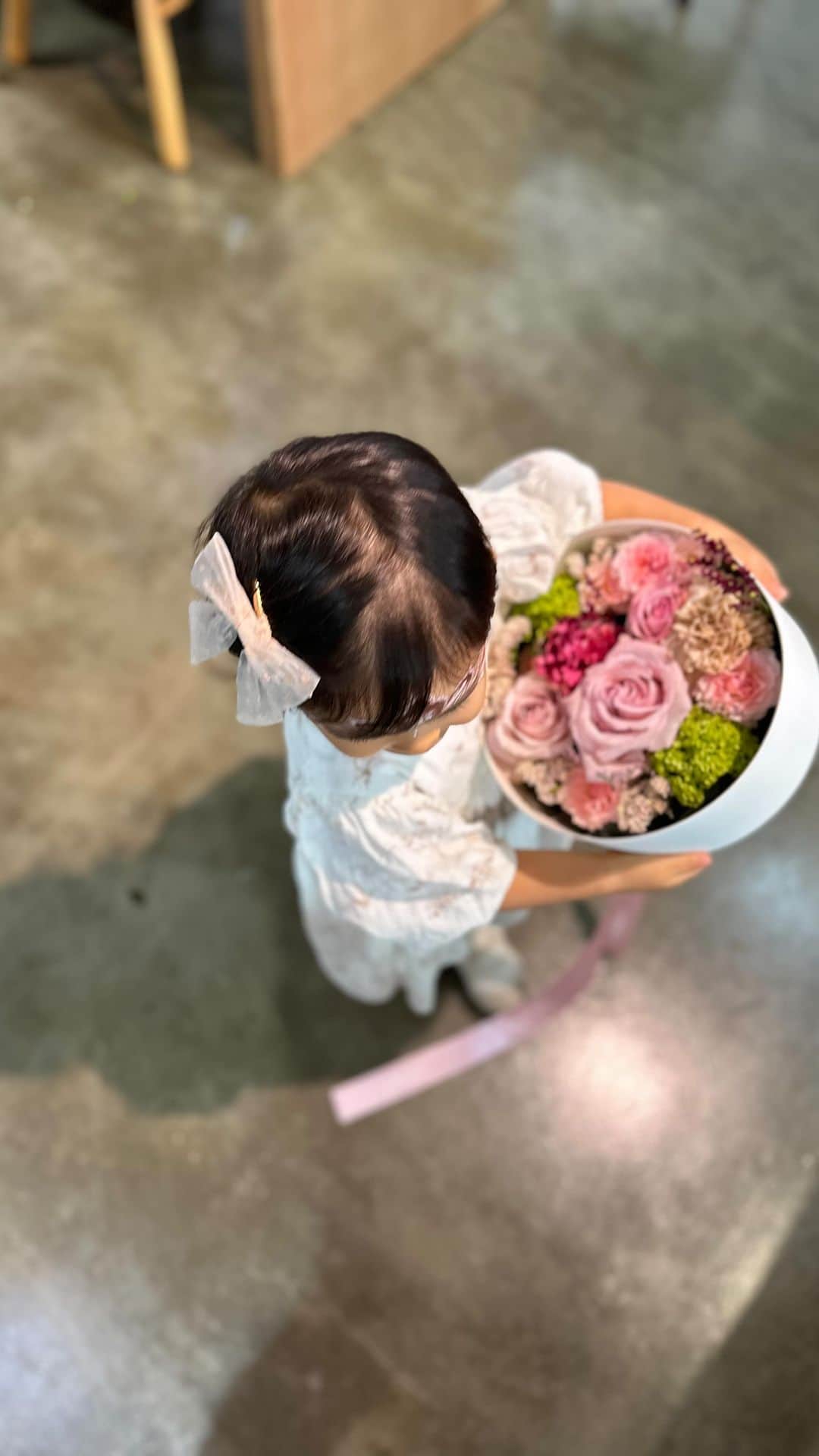 篠田麻里子のインスタグラム：「yokayo✖️野上ゆうこ 母の日イベント参加してくださった皆様ありがとうございました♪ 素敵なお花BOXが出来ました✨  明日は母の日✨ 我が家は母と私に作りました🧒  明日も素敵な一日を💐  #母の日」