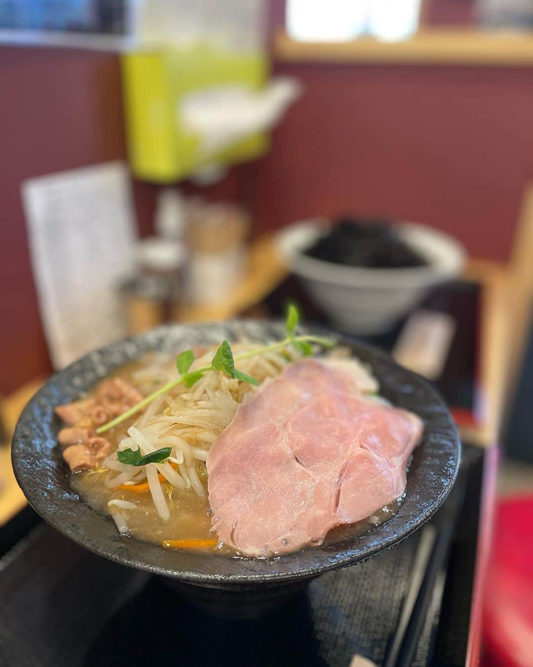 大津弥生さんのインスタグラム写真 - (大津弥生Instagram)「. . 御徒町で人気のラーメンを頂いて来ました🍜 . このてんこ盛りの黒いものは…海苔‼️ . 🍜背脂海苔煮干しらぁ麺 有名な #むかん が監修された #煮干しらーめん 🍜 たっぷりのバラ海苔の中には、大きなチャーシュー😋 . #ミネラル たっぷり、でも背脂もたっぷり🤣 . 次回はお店のシグネチャーラーメンの、博多もつ鍋風餡かけ野菜盛り豚骨ラーメンを頂きたいです✨ . 🍜博多豚骨らぁ麺 一絆 御徒町本店🍜 東京都台東区上野6-4-18  03-6284-4711 . このピンク💖のワンピも @shein_japan @sheinofficial  . バットウイングスリーブ セータードレス 商品ID: 12106335 . クーポンコード:4ST15 🫧0-5999円で15%OFF 6000円以上のご購入で20％OFF  🫧有効期限：2023/05/31まで . #博多豚骨らぁ麺一絆御徒町本店 #東京ラーメン #博多豚骨ラーメン #御徒町グルメ #御徒町ラーメン #上野グルメ #上野ラーメン #上野ランチ #ラーメン #🍜 #ラーメン屋 #ラーメンパトロール #ラーメン女子 #ラーメンインスタグラム #SHEIN春の感謝祭 #SHEINコーデ #SHEIN #SHEIN購入品 #今日のコーデ #OOTD #購入品紹介」5月13日 18時25分 - yayoinsta_life