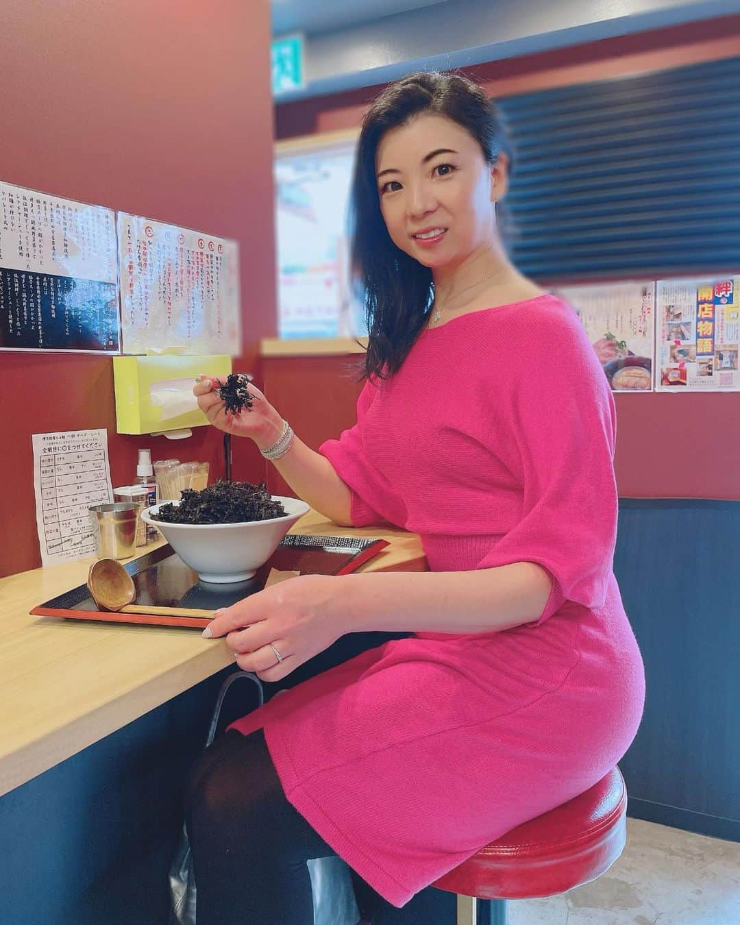 大津弥生さんのインスタグラム写真 - (大津弥生Instagram)「. . 御徒町で人気のラーメンを頂いて来ました🍜 . このてんこ盛りの黒いものは…海苔‼️ . 🍜背脂海苔煮干しらぁ麺 有名な #むかん が監修された #煮干しらーめん 🍜 たっぷりのバラ海苔の中には、大きなチャーシュー😋 . #ミネラル たっぷり、でも背脂もたっぷり🤣 . 次回はお店のシグネチャーラーメンの、博多もつ鍋風餡かけ野菜盛り豚骨ラーメンを頂きたいです✨ . 🍜博多豚骨らぁ麺 一絆 御徒町本店🍜 東京都台東区上野6-4-18  03-6284-4711 . このピンク💖のワンピも @shein_japan @sheinofficial  . バットウイングスリーブ セータードレス 商品ID: 12106335 . クーポンコード:4ST15 🫧0-5999円で15%OFF 6000円以上のご購入で20％OFF  🫧有効期限：2023/05/31まで . #博多豚骨らぁ麺一絆御徒町本店 #東京ラーメン #博多豚骨ラーメン #御徒町グルメ #御徒町ラーメン #上野グルメ #上野ラーメン #上野ランチ #ラーメン #🍜 #ラーメン屋 #ラーメンパトロール #ラーメン女子 #ラーメンインスタグラム #SHEIN春の感謝祭 #SHEINコーデ #SHEIN #SHEIN購入品 #今日のコーデ #OOTD #購入品紹介」5月13日 18時25分 - yayoinsta_life