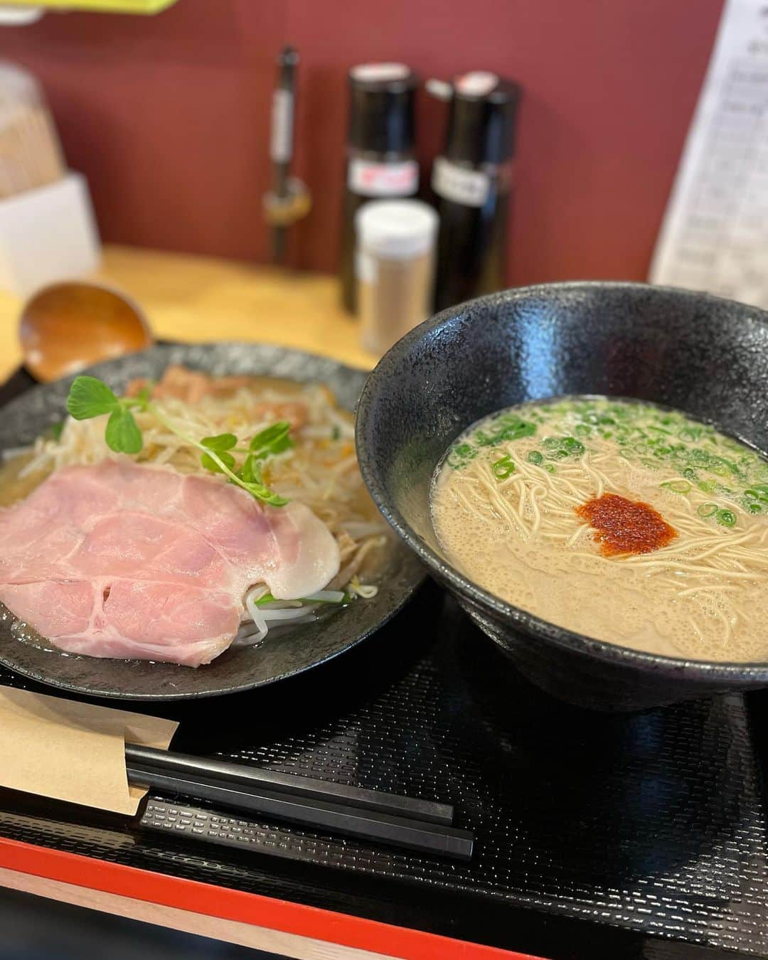 大津弥生さんのインスタグラム写真 - (大津弥生Instagram)「. . 御徒町で人気のラーメンを頂いて来ました🍜 . このてんこ盛りの黒いものは…海苔‼️ . 🍜背脂海苔煮干しらぁ麺 有名な #むかん が監修された #煮干しらーめん 🍜 たっぷりのバラ海苔の中には、大きなチャーシュー😋 . #ミネラル たっぷり、でも背脂もたっぷり🤣 . 次回はお店のシグネチャーラーメンの、博多もつ鍋風餡かけ野菜盛り豚骨ラーメンを頂きたいです✨ . 🍜博多豚骨らぁ麺 一絆 御徒町本店🍜 東京都台東区上野6-4-18  03-6284-4711 . このピンク💖のワンピも @shein_japan @sheinofficial  . バットウイングスリーブ セータードレス 商品ID: 12106335 . クーポンコード:4ST15 🫧0-5999円で15%OFF 6000円以上のご購入で20％OFF  🫧有効期限：2023/05/31まで . #博多豚骨らぁ麺一絆御徒町本店 #東京ラーメン #博多豚骨ラーメン #御徒町グルメ #御徒町ラーメン #上野グルメ #上野ラーメン #上野ランチ #ラーメン #🍜 #ラーメン屋 #ラーメンパトロール #ラーメン女子 #ラーメンインスタグラム #SHEIN春の感謝祭 #SHEINコーデ #SHEIN #SHEIN購入品 #今日のコーデ #OOTD #購入品紹介」5月13日 18時25分 - yayoinsta_life