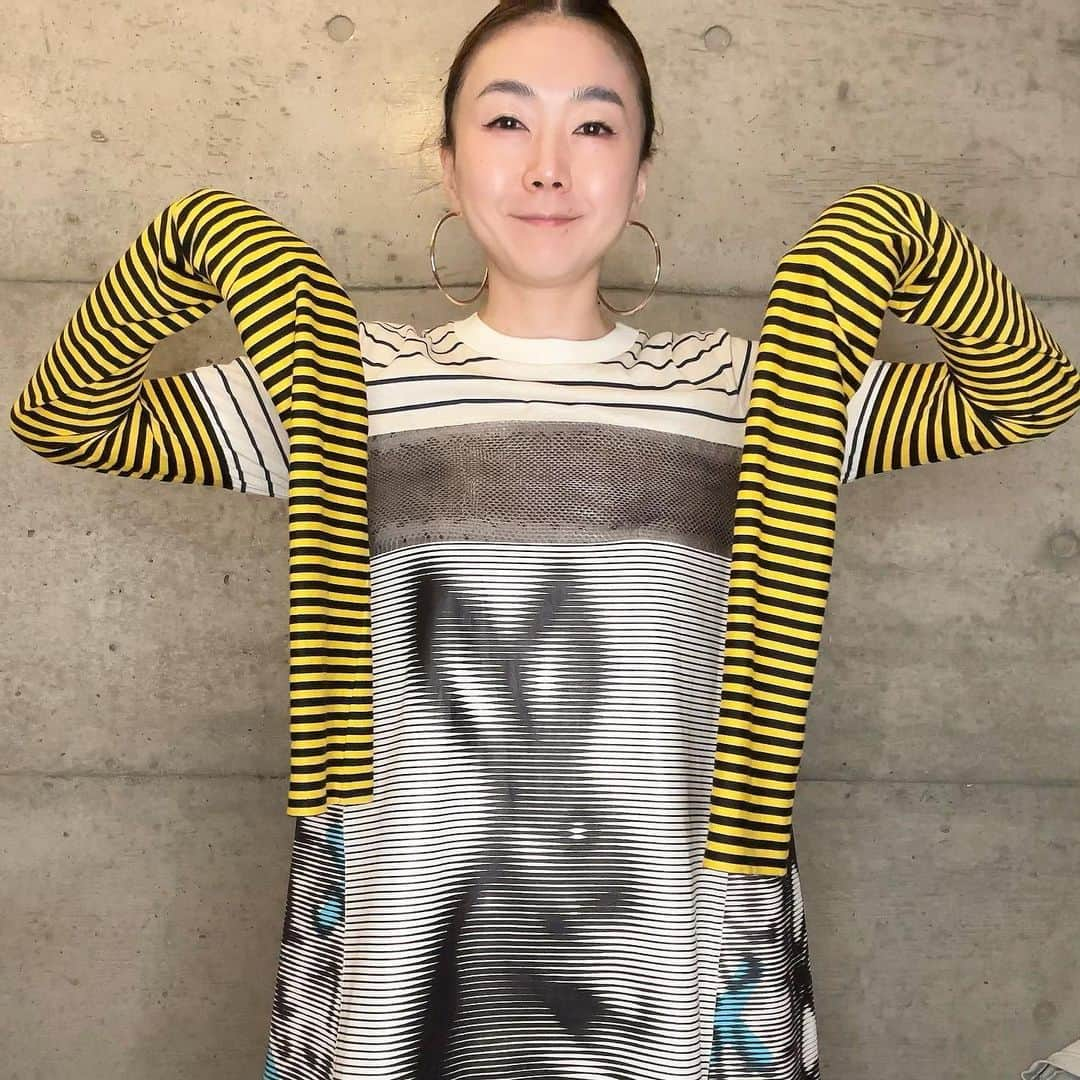 岸本佳子さんのインスタグラム写真 - (岸本佳子Instagram)「PRADA🐰  今日は 東京都庭園美術館で開催されてた PRADA MODE TOKYOに 遊びに行ってきました。  久しぶりに 貴重なMY PRADAコレクションを クローゼットから登場させました。 実はパイソンとか使ってて なかなか贅沢なミニドレスなんです。 (家で洗濯できない手のかかるやつです)  私の中ではこの2016年のウサギのコレクションと 2012年のクルマのコレクションが 伝説のシーズンだと思っています。  多分、同じ気持ちの人が多いのでは？  #prada #pradamode #fashion #lifestyle #qol #ootd」5月13日 18時20分 - yoshico_kishimoto