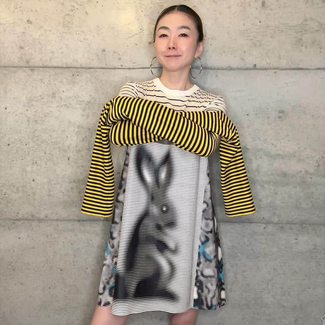 岸本佳子さんのインスタグラム写真 - (岸本佳子Instagram)「PRADA🐰  今日は 東京都庭園美術館で開催されてた PRADA MODE TOKYOに 遊びに行ってきました。  久しぶりに 貴重なMY PRADAコレクションを クローゼットから登場させました。 実はパイソンとか使ってて なかなか贅沢なミニドレスなんです。 (家で洗濯できない手のかかるやつです)  私の中ではこの2016年のウサギのコレクションと 2012年のクルマのコレクションが 伝説のシーズンだと思っています。  多分、同じ気持ちの人が多いのでは？  #prada #pradamode #fashion #lifestyle #qol #ootd」5月13日 18時20分 - yoshico_kishimoto