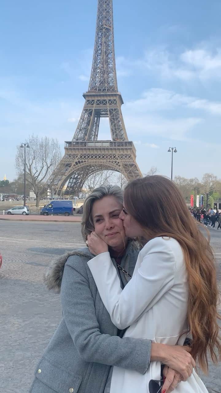 マリ・マリアのインスタグラム：「Mãe, você foi minha primeira referência de amor próprio! Você me ensinou a importância de estarmos bem pra conseguir fazer o bem! Sempre priorizou o bem estar e enfatizou o quanto nos sentirmos realizadas é essencial! Por isso escolhi te levar no @grupotaizcampbell , um lugar que nos prioriza e nos faz se sentir tão especial! Não poderia ser diferente pq o amor pelo cuidado também foi passado de mãe pra filha! A @draneidedozono cuidou da minha mãe com todo carinho que a @dra.taizcampbell cuida de mim ♥️」