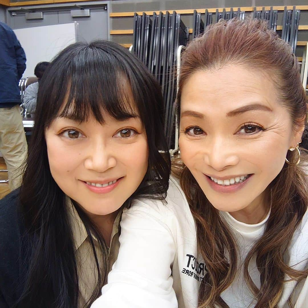 渡辺めぐみさんのインスタグラム写真 - (渡辺めぐみInstagram)「フジテレビ平成令和のヒット曲を100人が熱唱! 『オールスター合唱バトル』 に出演します  チーム一丸となってのバトルです❢  明日、5月14(日)  19:00〜 全国フジテレビ系列にてO.A です🙂  私達、80年代アイドルチームです🩷❤️  同窓会みたいで、練習が本当に楽しかった🙂⤴️⤴️⤴️ 最高⤴️⤴️⤴️  #浅香唯 #岩崎良美 #大沢逸美 #早見優 #伊藤かずえ #桑田靖子 #国生さゆり #田中美奈子 #白石まるみ #小林千絵 #西村知美 #つちやかおり #大西結花 #太田貴子 #高橋真美 #中村繁之 #彦摩呂 #野々村真 #西山浩司  🩷🩷順不同🩷🩷  20名で、本当に樂しく頑張りました🙂👍  どんな曲を歌うかも、お楽しみに🙂⤴️⤴️  アレンジと練習を、全部見てくださった🩷最高の先生⤴️木嶋タロー先生🙂👍👍  楽しい時間を、有り難うございました🙂🙂🙂  #オールスター合唱バトル #フジテレビ #80年代アイドル #instagramjapan  #instagramgood  #instagramlike」5月13日 18時33分 - meguheart