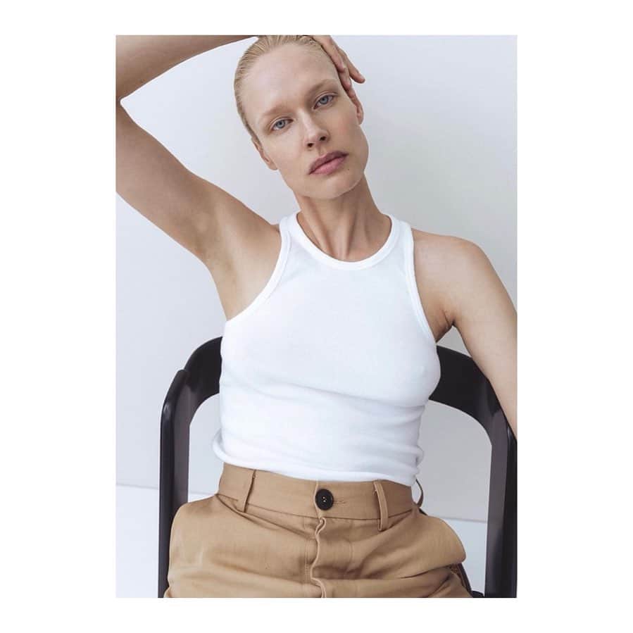 のインスタグラム：「Weekend Tank & khakis 💘   Sun is here tanktops perfect for the mood @femkelakenman wearing our organic cotton Mine Tank top with Hooper Khaki !   See Online for many colors for your summer Tank tops ! ☀️   #classicsforever #naturalelegance #tanktopweather」