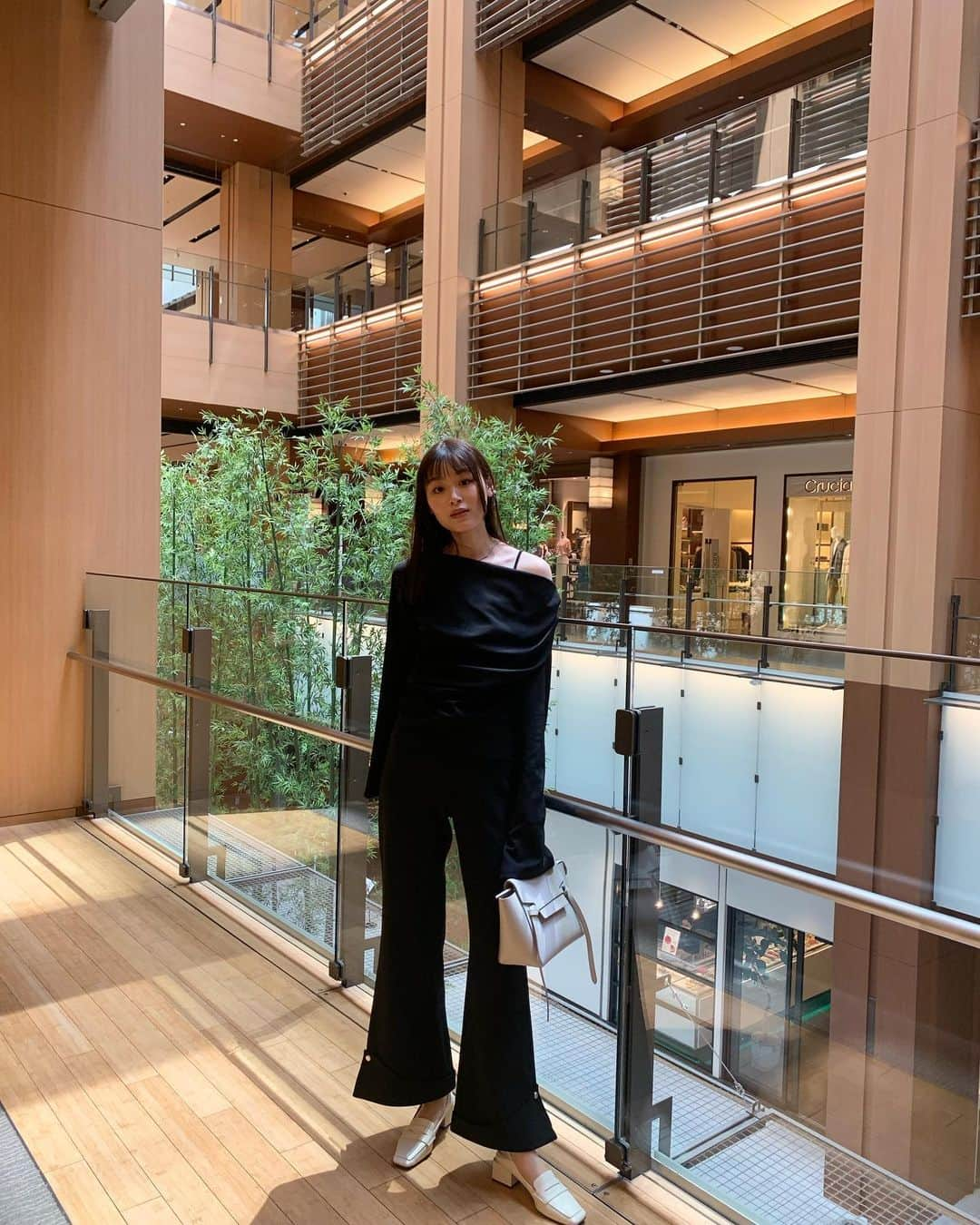 小山内花凜のインスタグラム：「⁡ ⁡ 黒な気分だった日🐈‍⬛ ⁡ tops / @laulen_official  pants / @ekcookies_japan  shoes / @charleskeith_jp  bag / @celine  ⁡ ⁡ ⁡」