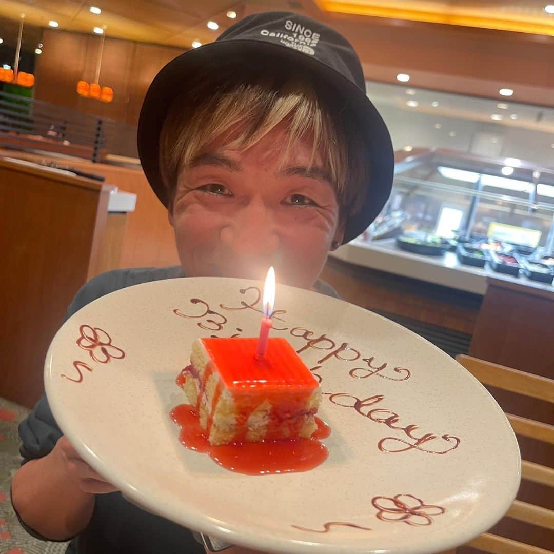 KYOHEYさんのインスタグラム写真 - (KYOHEYInstagram)「It was my 41th birthday! I was able to go to Sizzler and the bowling was fun! ☺︎︎  Thank you very much for all the wonderful congratulatory comments and presents!!☺︎︎  love you!!」5月13日 18時28分 - kyohey5