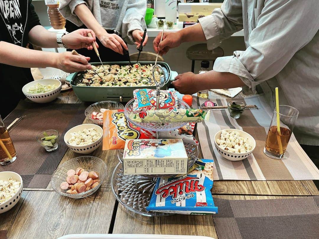 のインスタグラム：「今日は楽しい楽しいタコパオフ会をありがとうございました😊❣️  皆んなで和気藹々と楽しく穏やかな時間を過ごせた事に感謝です🥲差し入れやチェキや撮影もめちゃくちゃ嬉しい😊紳士な皆様に感謝❣️  ブルマ姿でたこ焼き焼いてるのウケるでしょ！？需要がある限りどこでもブルマを継続しちゃう❤️  #タコパ  #オフ会」