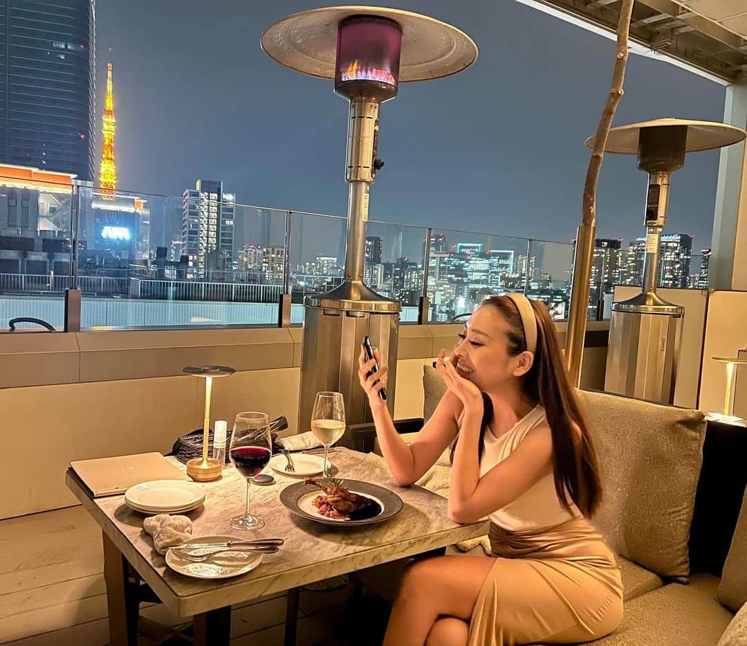 のインスタグラム：「@balcon_tokyo 🍽🍸  六本木の三井ガーデンも2泊したけどオシャレでした🧡 最上階のバー&レストラ素敵だったよ🤩  #hotelbar #hotelrestaurant #roppongi #balcontokyo」