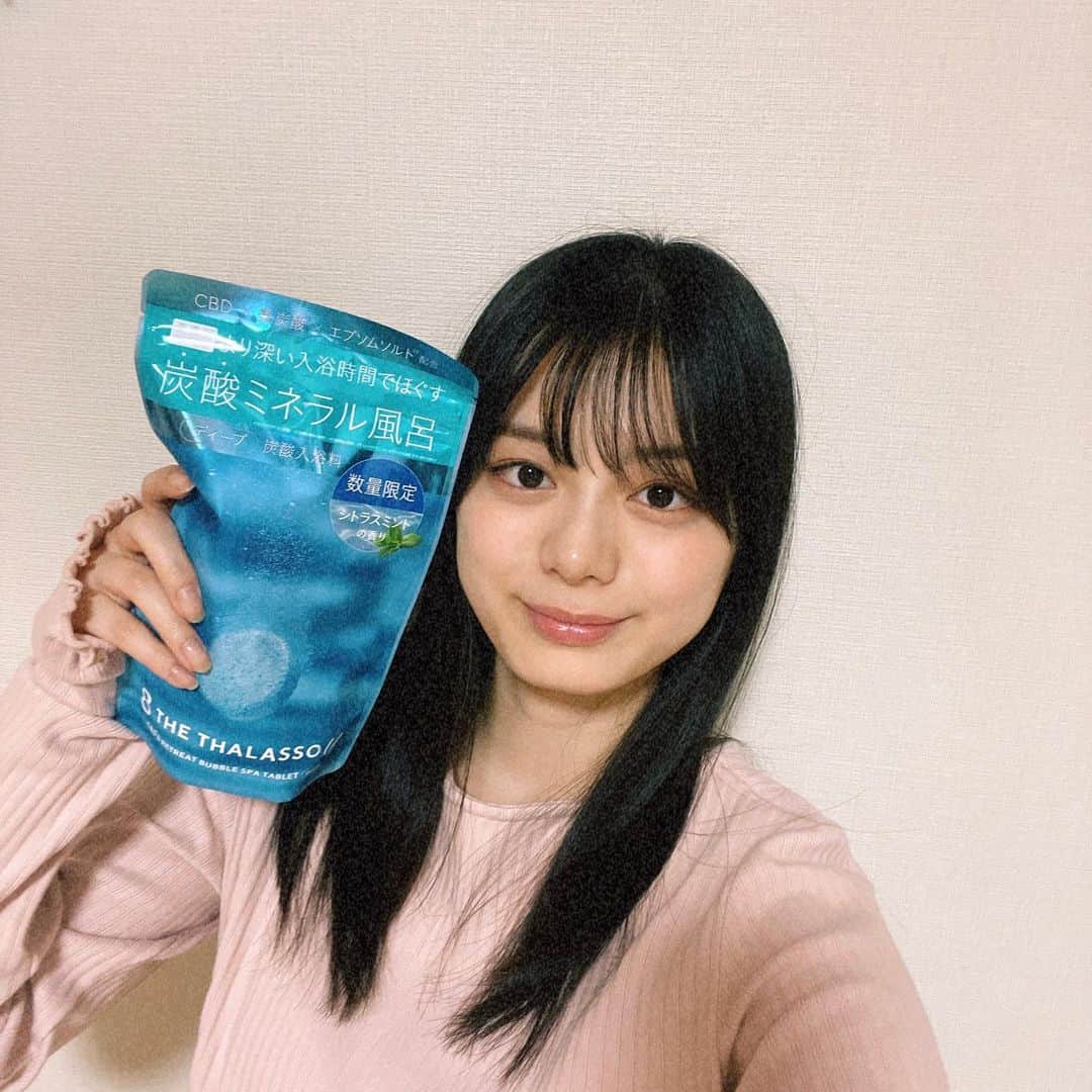 紺野彩夏のインスタグラム：「エイトザタラソ ユー タブレット入浴料 ディープのシトラスミントの香りが発売されます☺︎ 暑くなってくる季節にぴったりな、涼しげなお湯の色と香りでリフレッシュできてぐっすり眠れそう、、、！  スキンケア発想の入浴料で美容成分が配合されているので、お肌の潤いもキープできるみたいです🫶 数量限定みたいなので、ぜひ〜！  #エイトザタラソ #入浴剤 #pr  @eightthethalasso_official」