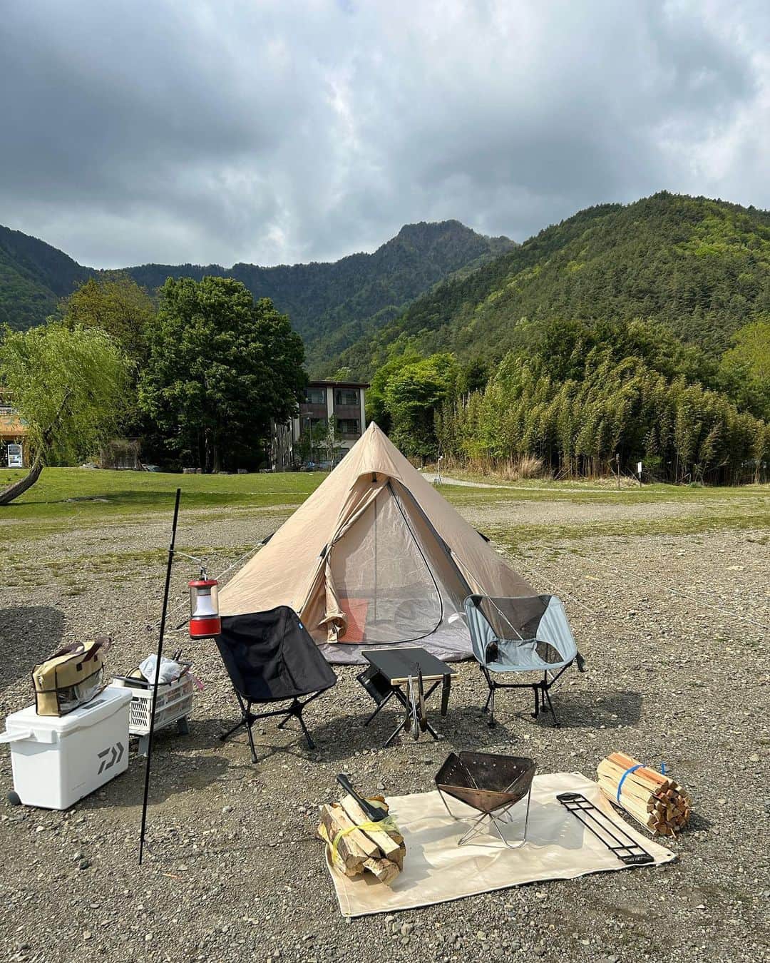太田唯さんのインスタグラム写真 - (太田唯Instagram)「湖畔キャンプ🏕️🐥 @saiko.jiyuu.camp   . はじめての 西湖自由キャンプ場！ もう暖かいかと思いきや、 まだまだ山は冷えますねぇ🙂 キャンプ飯に岐阜県の「ほうば味噌」を炙って食べたのですが、これがたまらんでした 🥢  やっぱり湖畔キャンプ好き！ ✌︎  . #西湖自由キャンプ場 #湖畔キャンプ #dod  #キャンプ女子 #キャンプコーデ #foxfire #outdoors #camp」5月13日 18時30分 - yuiohta.official