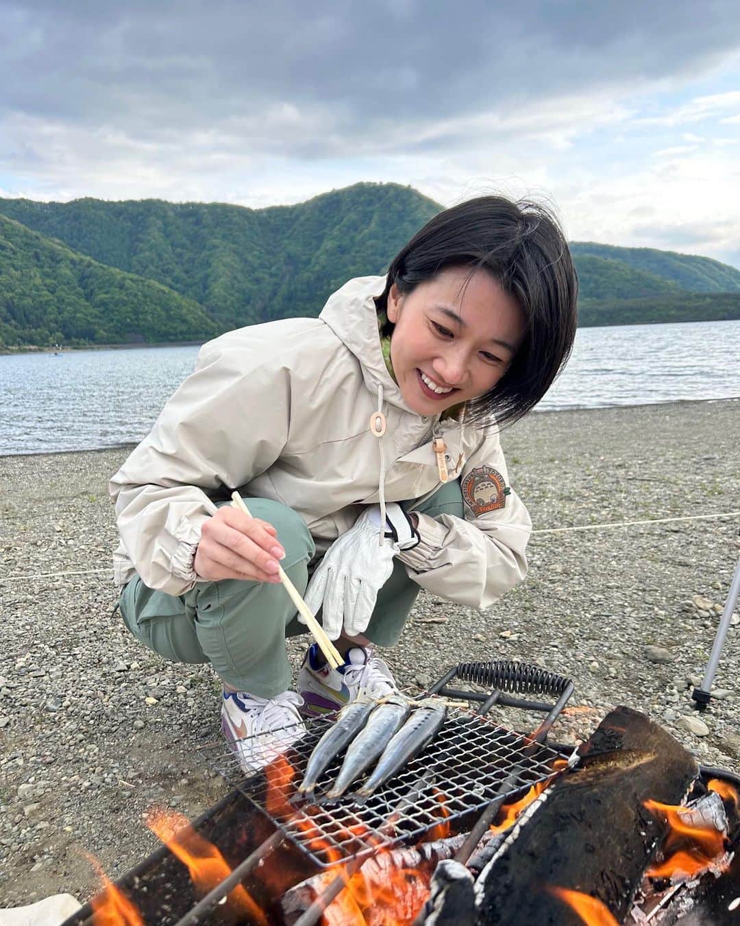 太田唯さんのインスタグラム写真 - (太田唯Instagram)「湖畔キャンプ🏕️🐥 @saiko.jiyuu.camp   . はじめての 西湖自由キャンプ場！ もう暖かいかと思いきや、 まだまだ山は冷えますねぇ🙂 キャンプ飯に岐阜県の「ほうば味噌」を炙って食べたのですが、これがたまらんでした 🥢  やっぱり湖畔キャンプ好き！ ✌︎  . #西湖自由キャンプ場 #湖畔キャンプ #dod  #キャンプ女子 #キャンプコーデ #foxfire #outdoors #camp」5月13日 18時30分 - yuiohta.official