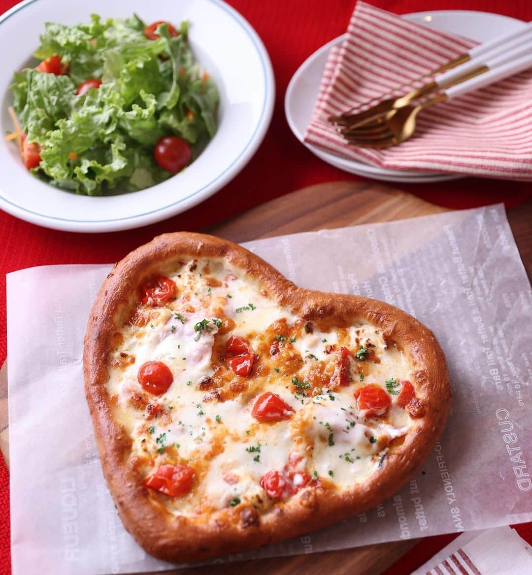 ピザーラのインスタグラム：「【ピザーラが食べたくなったらコメント欄に🍕を書いてね！】  こんばんは！ 明日は母の日ですね❤️  皆さんはお母さんへのプレゼントは決まりましたか？？✨  日頃の感謝を込めて、ハートで伝えるありがとう♪がテーマの 『ハートのマルゲリータ』¥2,480をプレゼントしてみるのはいかがでしょうか🍕❤️  家族の素敵な思い出になること間違い無しです🥰  お得な『ハートのマルゲリータセット』も限定販売中です！ ぜひ、お見逃しなく💨  ------------- ピザーラ公式アカウントでは、PIZZA-LAのお得な最新情報をお届けしています🍕  皆さまもぜひピザーラを食べた際には #ピザーラ#ピザーラお届け のハッシュタグをつけて感想を教えてくださいね✨ お写真をご紹介しちゃうかも？😆 投稿、お待ちしています♪  #ピザ #デリバリー #pizza #deliveryfood #母の日 #ギフト #マルゲリータ #ハートピザ」