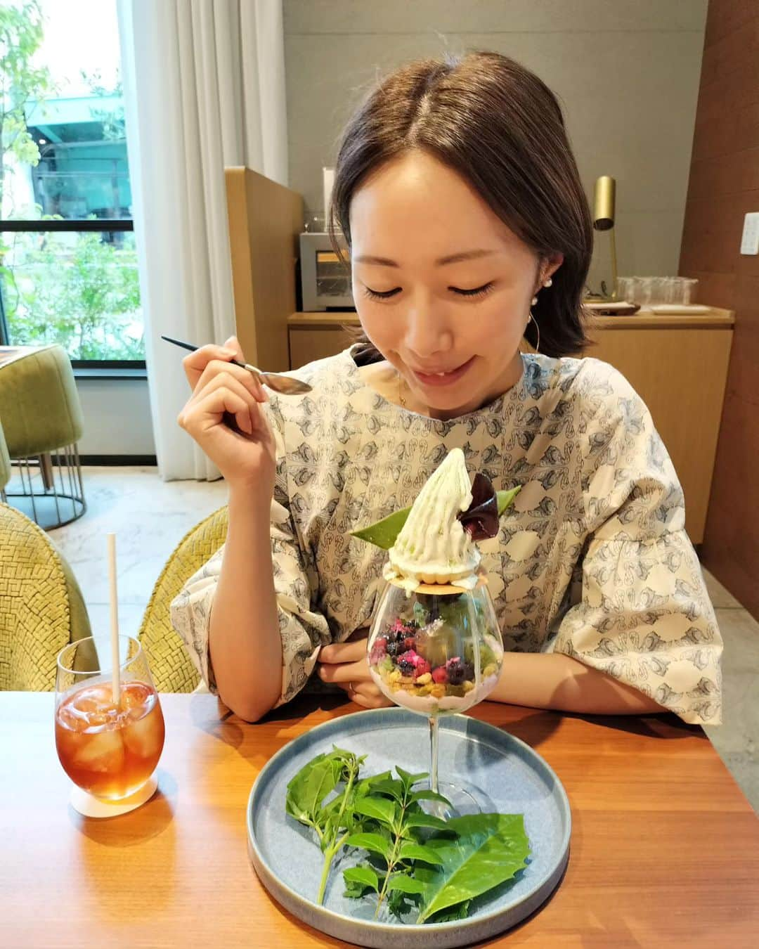 彦坂まなみのインスタグラム：「ママンとお茶☕ 名古屋帰ってくるとひたすら食べてる🤤🤤 初めてきたニッコースタイル名古屋（@nikkostyle.nagoya ） 名駅からも余裕で歩ける🌿国際センターの一番端っこの出口まで地下通ると10分くらい👣 アフタヌーンティーのセットと、シーズンデザートの抹茶のパフェ♡ソフトクリームがクリミアで美味しかった🤤オススメだよ〜☺☺ぜひに🔥🔥 あと、ニッコースタイルさんはJALクーポン使用可能です✌ 今までホテルJALシティのほう泊まってたけど、ニッコースタイルさんのほうが近い♡そのうち宿泊もすると思うのでまた報告します♡ JALクーポンの使用用途求めてる人あまりいないかもしれないが、、(笑) 明日まで名古屋満喫して、帰ります！！今回はまだ味仙行けてない😢日曜日だけど１人味仙キメてこようかな、、🤤  名古屋に帰ってくるスケジュールが以前のように立てられなくなってしまった為、今名古屋でのお仕事がほとんど受けられない状態です😢お断りしてしまった皆様すいません😢 私は元気です🦸🦸🦸  #ニッコースタイル名古屋　#ニッコースタイル　#JAL #JALクーポン #名古屋アフタヌーンティー　#アフタヌーンティー  #名古屋観光　#名古屋カフェ　#名駅カフェ　#母の日 #抹茶パフェ　#名古屋観光」