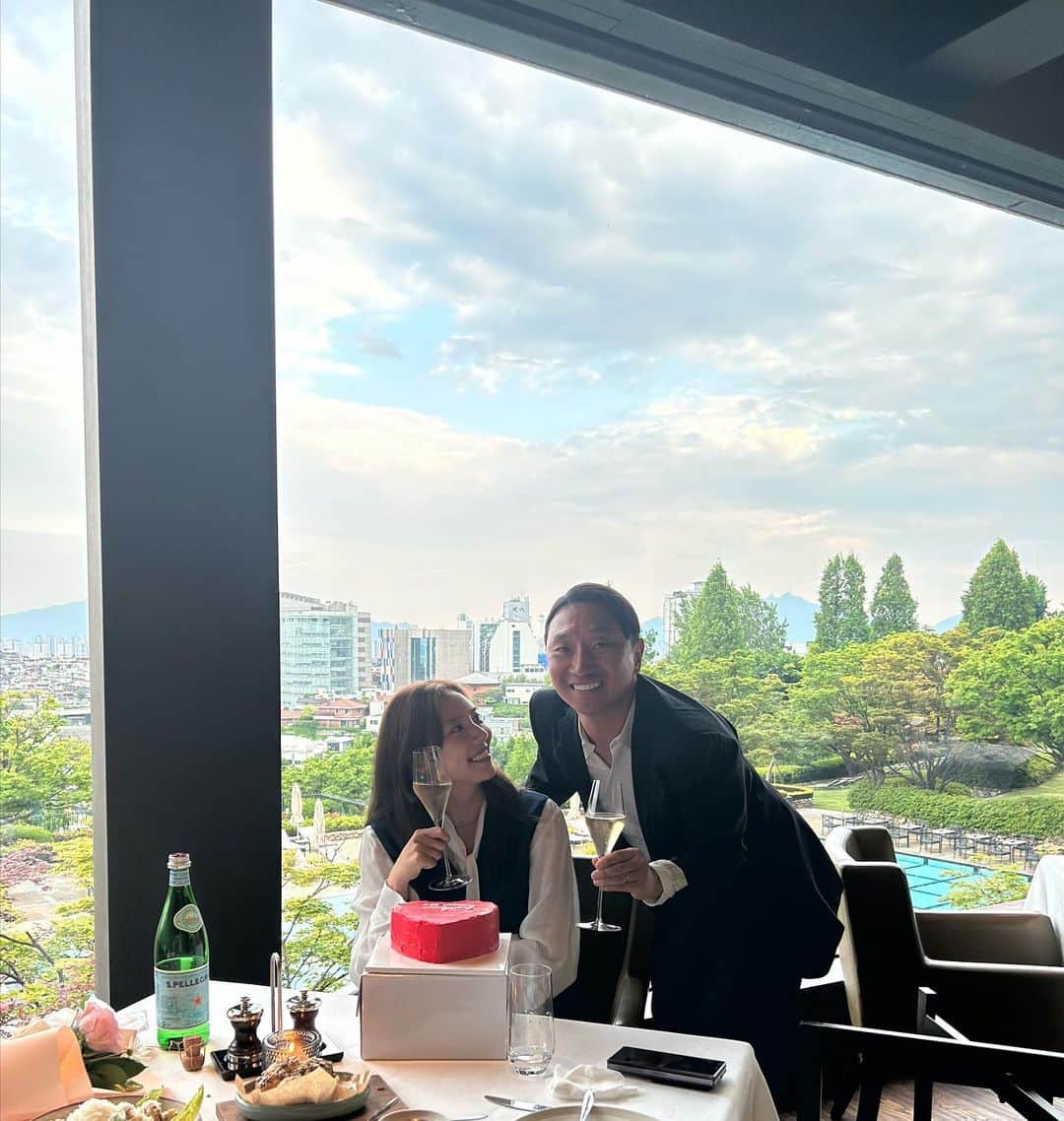 ソン・ダムビのインスタグラム：「오빠😍 벌써 우리가 결혼한 지 1년이네 시간이 진짜 빠르다 그동안 많은 일들이 있었지만 오빠가 옆에 있어줘서 내 편이 있다는 게 너무 든든하고 편안했어 예전에는 행복이라는 게 늘 멀게만 생각했는데 오빠랑 있으면서 행복은 가까운 데 있었구나 생각이 들어🥹🥹 철딱서니 없는 나랑 살아줘서 너무 고마워 오빠랑 있으면 내가 좀 더 좋은 사람 멋진 사람으로 늙어가고 싶다는 생각이 들게 해 열심히 일하고 사랑하자♥️ 존경하고 사랑합니다 늘 친구처럼 솔메이트가 돼줘😘🙏」