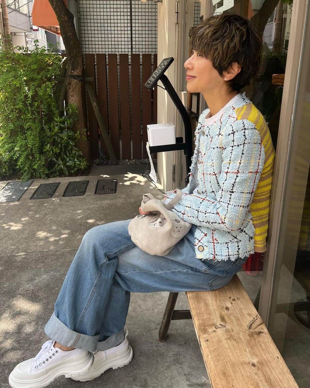 黒田知永子のインスタグラム：「. 昨日はマンションが断水だったのね。さっさと用意すればなんの問題もないけど、まぁ〜いつも通りぐずぐずしていて身繕いが終了した時点で水が止まったわけです。 なので娘の提案で珍しく朝ご飯を食べに出かけました。 たまにはいいね〜🙌 気候も良くて、とても気持ちよかった😊 サンドイッチもパンケーキも美味しかったし🥪happy🩵  で、午後からお仕事へ。 大草直子さんと初めてお仕事をしました。前向きでとても明るいパワーをお裾分けしてもらった感じ🫶これもhappy🩵  ２つ前の投稿に沢山のコメントありがとうございました。インスタのことはたぶん全然理解していないと思うけど笑、母に伝えました。 感謝です！  jacket… @marni  カーディガンの様に着るつもり  #素敵なあの人 @sutekinaanohito_tkj  #大草直子 さん @naokookusa  @madoka_na  #黒田知永子 #chiekokuroda」