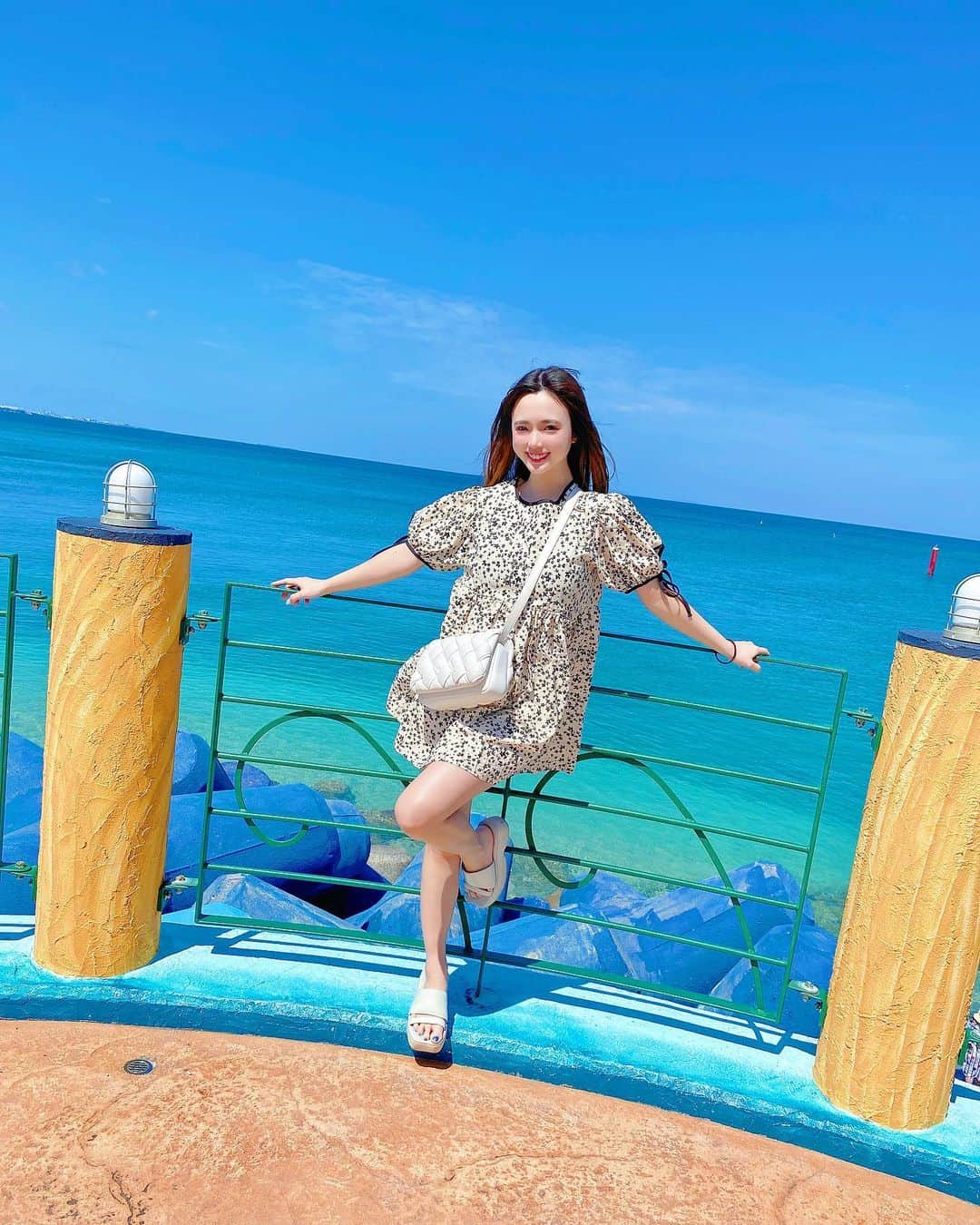 yokoのインスタグラム：「. 沖縄🏖️🫧✈️🩵🛼 . . . .  . . . . . . . . .  #沖縄 #海 #アメリカンビレッジ  #沖縄旅行 #ワンピース  #エンタメ活動を止めない #burlesque#バーレスク東京#ダンサー#透明少女#ショーダンサー#blue#showdancer#model#hairmake#makeup#love#ootd#fashion#instagood#instalike#instafashion #お洒落さんと繋がりたい#カメラ好きな人と繋がりたい#モデル」
