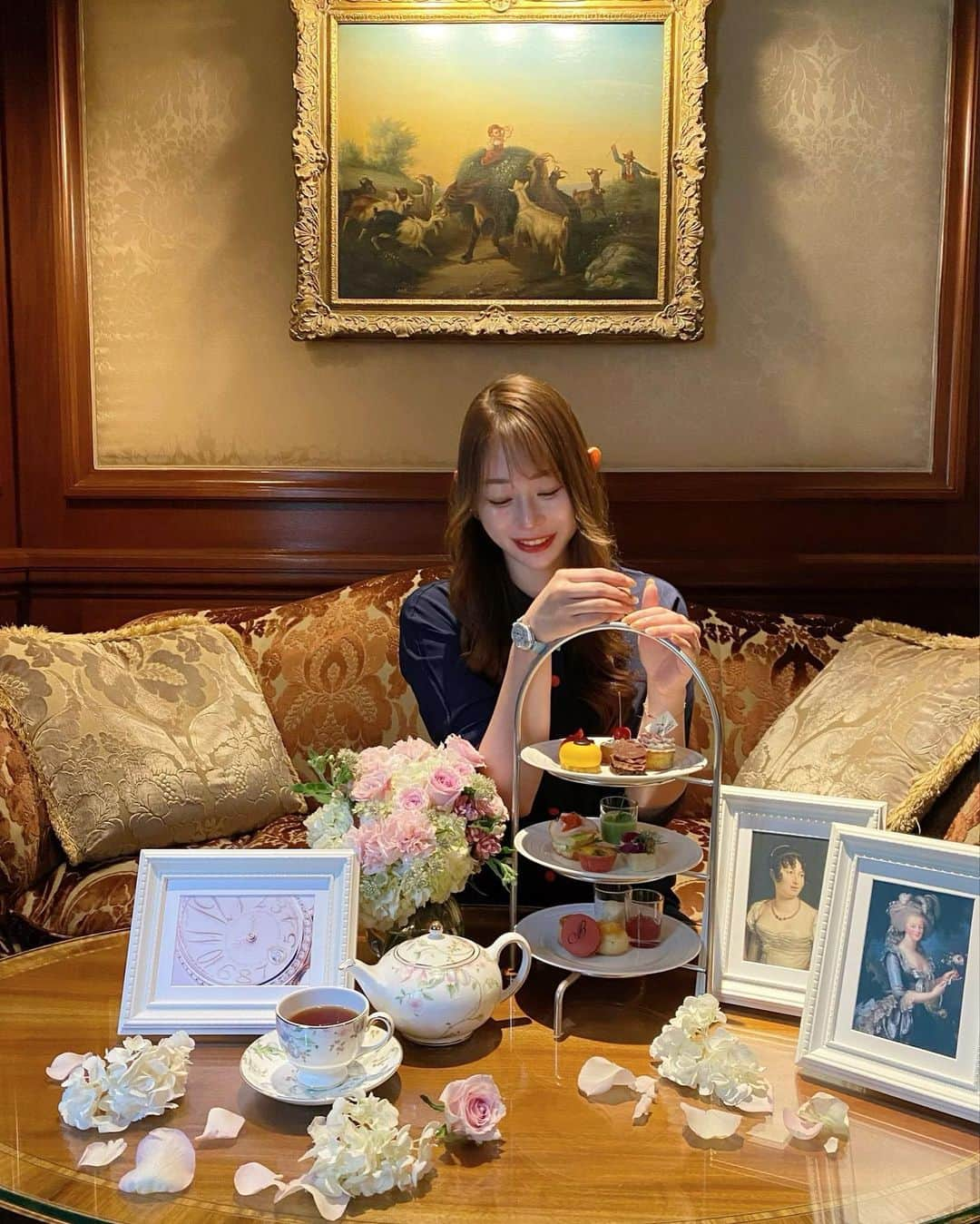 karen okajimaさんのインスタグラム写真 - (karen okajimaInstagram)「Breguet Queens' Afternoon Tea が5/16から始まるよ〜🤍⌚️  マリー・アントワネットも愛した 気品と正確技術を象徴するブレゲの時計⌚️✨  その素敵すぎるブレゲの時計と、 リッツカールトン大阪さんとの コラボアフタヌーンティー✨  時計でインスピレーションされたスイーツを初め、 セイヴォリーやスコーンもあり全て美味しかったです🍰  そしてプレオープンイベントで、特別に とても素敵な時計をつけさせて頂きました✨ キラッキラで美しくて本当に素敵な時計、、⌚️✨💎  ブレゲの時計は阪急うめだ本店で見れるので 皆様もぜひ見に行って見てくださいね💓 息を飲むほど美しいですよ🥺✨✨  ⌚️Breguet Queens' Afternoon Tea💎 5月16日（火）～7月2日（日） 平日：12pm-7pm/土日祝：11am-7pm 会場：ザ・リッツ・カールトン大阪 1F The Lobby Lounge  #ブレゲ #Breguet #QueenofNaples #ブレゲアフタヌーンティー #アフタヌーンティー #リッツカールトン大阪 #ritzcarltonosaka  #大阪アフタヌーンティー #ぬん活 #ホテルアフタヌーンティー #PR」5月13日 18時37分 - karenokajima0318