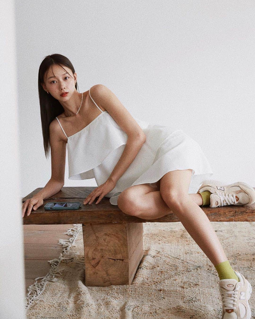 吳斐莉のインスタグラム：「今年大家出國走到腳痛了嗎？😂  之前才跟朋友聊到 一雙好穿好走的鞋子有多重要 有經驗出國穿錯鞋子 就是每天走到腳痛 也許睡一覺起來好了 但隔天又繼續 一個旅程下來真的受不了😵‍💫  但是穿對鞋子走10公里都沒問題   差別就是這麼大！  #newbalance 款式眾多 能夠上刀山下油鍋的  #NB2002R 一定要列入🫶🏿  而且這次除了復刻之外 還升級了很多地方 尤其是ABZORB® 避緩震雙料系統 還有搭載全腳掌 N-ergy氣墊設計 走起來彈性剛剛好 整個包覆性我也很喜歡💕  我自己NB已經有灰色的了～ 所以這次選奶色 剛好我的衣服也都是淺色系 搭配個跳色的襪子就很可愛❤️ 或是簡單T桖牛仔經典不敗！  💃🏽」
