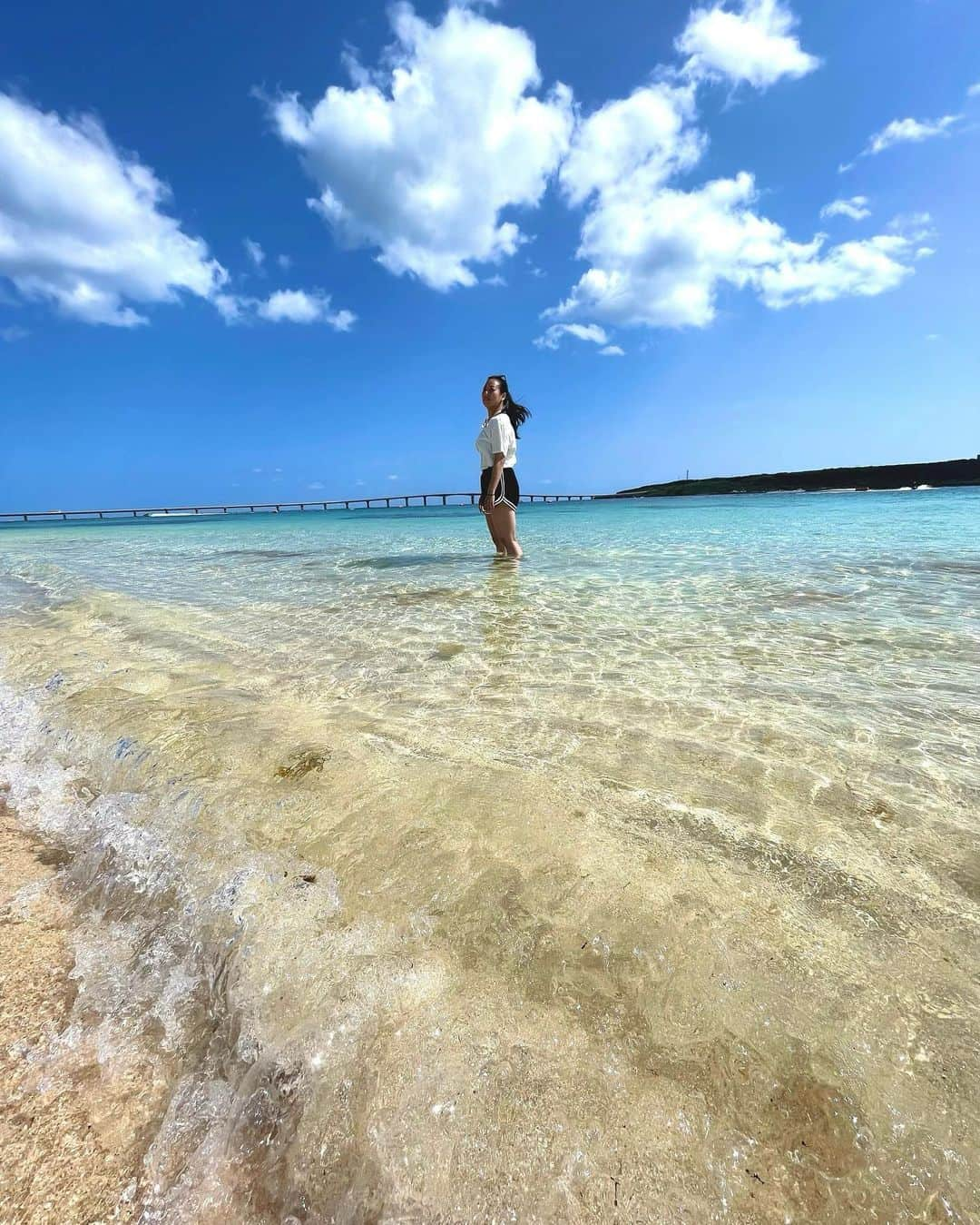 青山恵梨子のインスタグラム：「🌺🪸🐠🫧  宮古島へ旅行に行ってきました🙋🏾‍♀️  お気に入りの写真と おすすめのスポット、 ご飯屋さんやカフェを 投稿していくよん♡  ちなみにこの写真はiPhoneで撮影してます🥰  @Okinawa,Miyakojima #沖縄 #okinawa #宮古島 #miyakojima  #miyako #miyakoisland #宮古島旅行 #宮古島観光 #宮古島グルメ  #japan #与那覇前浜ビーチ #与那覇前浜 #yonahamaehamabeach」