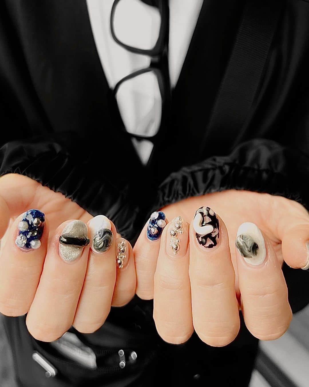 lve_xxxxのインスタグラム：「. . NEW NAIL 💅  💙🖤🤍🪩  なにふぁむのお友達 @_me__emk にお願いしました♬  まるっと丸投げで 私っぽい感じで〜とお任せ🙏❤️  いや、ﾊﾞﾁｸｿ可愛い。 好みすぎるぅぅ！天最高🙌❤️  友達なる前からﾈｲﾙのﾃﾞｻﾞｲﾝｾﾝｽが好きで followしてたので、今回お願いして確信。  やっかし、えみちゃんのｾﾝｽ好き❤️ 是非お近くの方は行ってみてくださいな！  ﾊﾟﾈ活以来に会ってなかったから、 とりあえずずーーーーーーっと 喋り倒してたわ。  したら、ﾈｲﾙ仕上がってた！ が、時間足りねぇ、話たりねぇw  ｱｸｽﾀやっと届いたってゆーんで 私も持参しましたが？笑  楽しい時間を有難う🙏✧ また、来月遊ぼねぇーーーー💙❤️  とりあえず、ﾂｱｰどっか当たってくれ。 それだを永遠に願ってた、2人でした😂爆  .」
