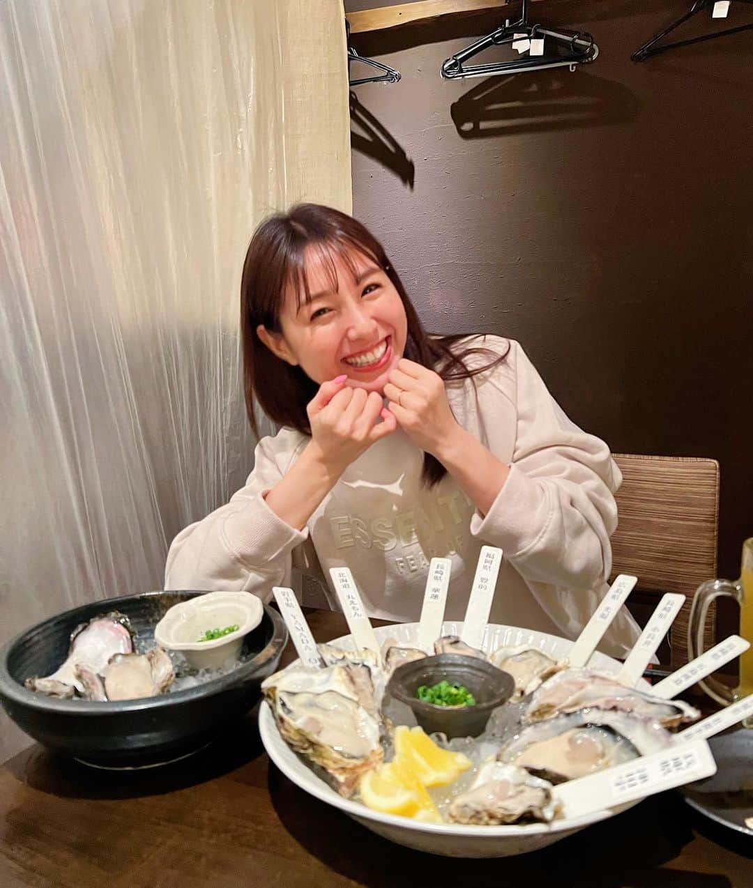松中みなみさんのインスタグラム写真 - (松中みなみInstagram)「生牡蠣の甲子園を開催してきました！✨✨✨  日本に帰国したら、もうっ、 ぜったい、食べたいっってずぅっと楽しみにしてたから 目の前にこんな日本中から集まった生牡蠣を並べられたら そりゃ踊っちゃうよね🤤💗💗  目を閉じて、海を感じて、 そのまま無言で余韻を…そしてまた次の牡蠣へ…  はたから見たらほんと変態😉笑 でも楽しそうでしょ😆😆😆  堪能し尽くした最高の甲子園でした💕  #生牡蠣  #ひとり生牡蠣甲子園 #ベスト4  #五島列島  #牡鹿半島  #丸えもん  #豊前  #優勝は #全部💗  日本の生牡蠣は世界一だー🇯🇵✨」5月13日 18時43分 - minami_matsunaka
