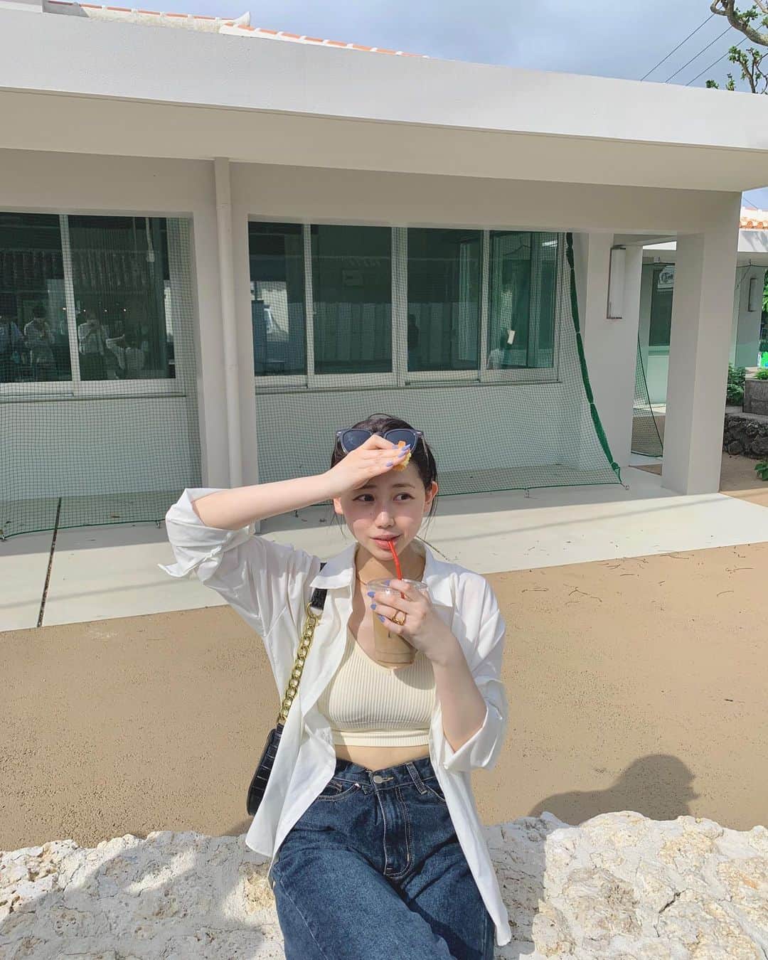 のインスタグラム：「. 日差しが強すぎてしかめっ面笑 . ここのサーターアンダギーすごく美味しかったからぜひ食べてみてほしい🕊️🤍  #gw旅行 #gw #沖縄 #石垣島 #川平湾 #サーターアンダギー」