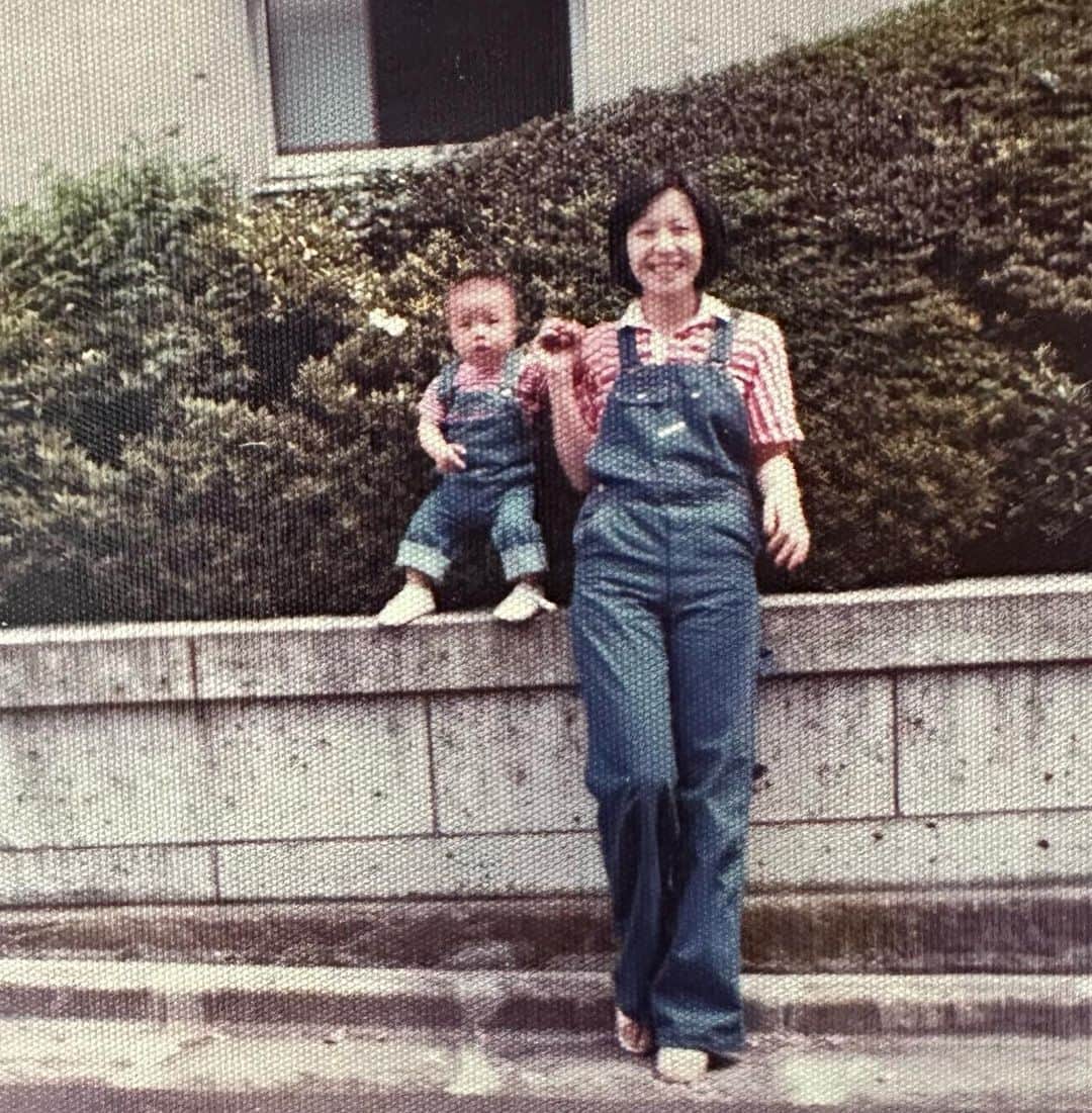 奈美悦子さんのインスタグラム写真 - (奈美悦子Instagram)「46年まえの私と息子！ 今日は息子の誕生日🎉 #誕生日 #お誕生日 #おめでとう #長男 #親子#あっという間に #47歳 #おめでとうございます㊗️ #素敵な一年になりますように」5月13日 18時48分 - nami.etsuko