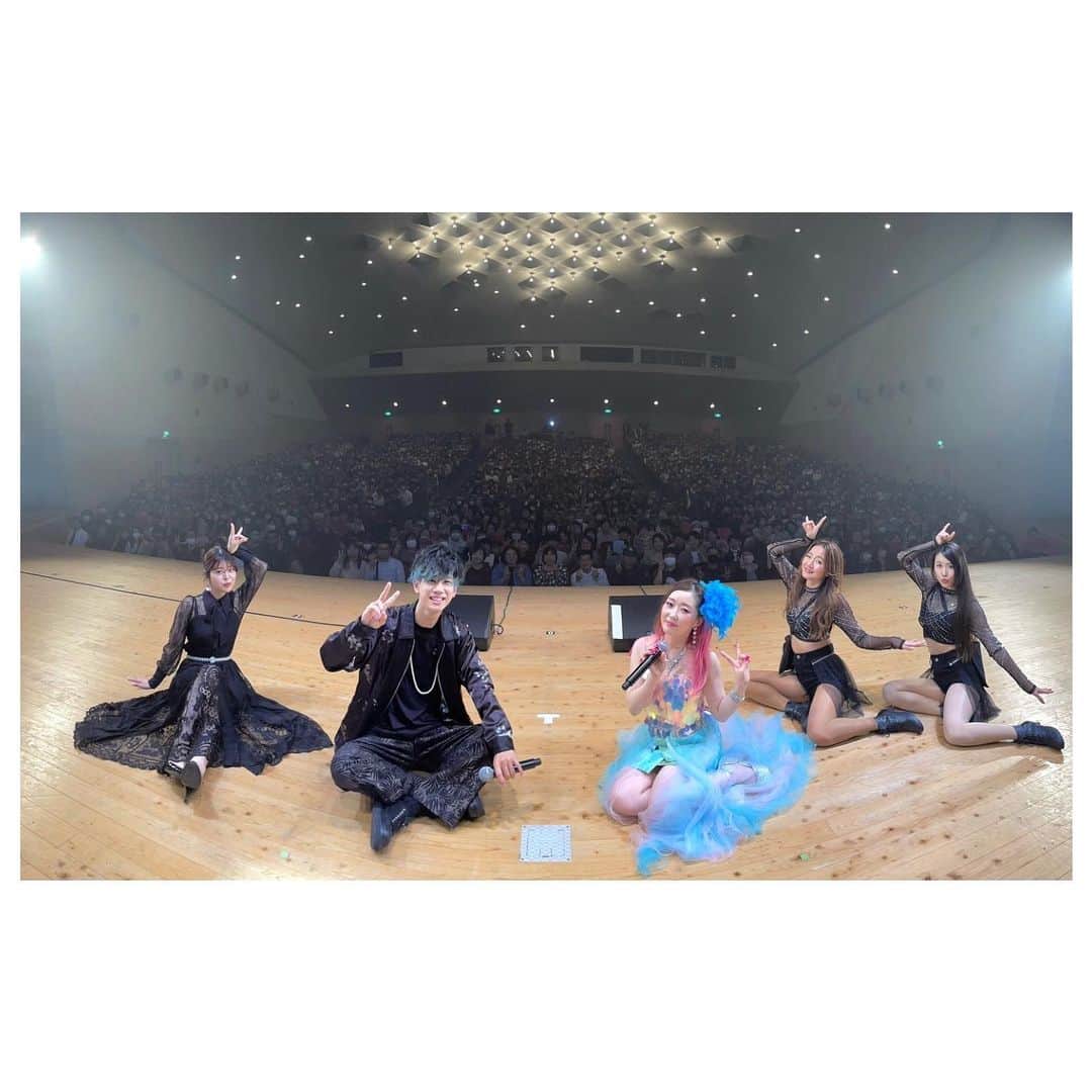 荒牧陽子のインスタグラム：「2023.5.13 鹿児島マルマエホール出水 ┈︎┈︎┈︎┈︎┈︎┈︎┈︎┈︎┈︎┈︎┈︎┈︎ マルマエホール出水 ありがとうございました！ ⁡ 鹿児島のみなさん、とっても元気で 沢山声かけてくれて嬉しかったなぁ♡ 出待ちもありがとうございます💓 ⁡ 小さいお子さんも、「新時代が聞けて嬉しかった！」と言ってくれたり ご年配のお母さんもニコニコ沢山手を振ってくれたり うちわや、ポンポン作ってくれたりとかとか 他にも沢山！ プレゼントも届いてた！ しっかり受け取りましたよ！ 皆さん本当にありがとうございます💓 ⁡ 今日は初めて、MCでダンサー👯‍♀️とトークしました！ 皆さんに、ダンサーも沢山見て知って楽しんでいただきたくて！ 女子トークin鹿児島❤️‍🔥 ⁡ ⁡ さて！ 明日は宮崎延岡総合文化センターだよ！ まだチケットあります✨ お近くの皆さん！ この機会に是非💓 一緒に歌って踊りましょ〜！  ---------------------------- 《宮崎県》 ■荒牧陽子×松浦航大　最強!!歌マネLIVE 日時：2023年5月14日（日） 会場：延岡総合文化センター ---------------------------- 《東京都》 ■教えて！建さん！第12夜 日時：2023年5月30日（火） 会場：築地汐留BLUEMOOD ---------------------------- 《神奈川県》 ■ぶっちぎり！歌まねLIVE2023 日時：2023年6月3日（土） 会場：相模原市民会館： 出演：荒牧陽子×松浦航大×ビューティこくぶ ---------------------------- 《埼玉県》 ■ぶっちぎり！歌まねLIVE2023 日時：2023年6月4日（日） 会場：羽生市産業文化ホール 出演：荒牧陽子×松浦航大 ---------------------------- 《広島県》 ■荒牧陽子×松浦航大　最強!!歌マネLIVE 日時：2023年6月11日（日） 会場：三原市芸術文化センター　ポポロ ---------------------------- 《佐賀県》 ■荒牧陽子×松浦航大　最強!!歌マネLIVE 日時：2023年6月17日（土） 会場：鳥栖市民文化会館 ---------------------------- 《山形県》 ■荒牧陽子/松浦航大　最強!!歌マネLIVE 日時：2023年6月24日（土） 会場：シェルターなんようホール（南陽市文化会館） ---------------------------- 《岩手県》 ■荒牧陽子/松浦航大　歌マネ!最強ジョイントコンサート 日時：2023年6月25日（日） 会場：北上市文化交流センターさくらホール ---------------------------- 《滋賀県》 ■最強!!歌マネジョイントコンサートin彦根 日時：2023年7月1日（土） 会場：ひこね市文化プラザ 出演：荒牧陽子×松浦航大 ---------------------------- 《山梨県》 ■ぶっちぎり!!歌まねLIVE2023 日時：2023年7月8日（土） 会場：YCC県民文化ホール 出演：荒牧陽子×松浦航大 ---------------------------- 《宮城県》 ■荒牧陽子×松浦航大　最強!歌まねジョイントLIVE 日程：2023年7月22日（土） 会場：まほろばホール（大和町ふれあい文化創造センター） ---------------------------- 《千葉》 ■ものまねスーパーLIVE 2023 荒牧陽子・原口あきまさ・ビューティーこくぶ 日程：2023年7月29日（土） 会場：オークラ千葉ホテル ---------------------------- 《兵庫》 ■荒牧陽子×松浦航大　最強！！歌まねジョイントLIVE 日程：2023年7月30日（日） 会場：西脇市市民交流施設オリナスホール ---------------------------- 《岐阜》 ■荒牧陽子＆Mr.シャチホコ 歌まねLIVE 日程：2023年8月6日（日） 会場：バロー文化ホール ---------------------------- 《茨城》 ■ぶっちぎり！歌まねLIVE2023  荒牧陽子・松浦航大 日程：2023年9月9日（土） 会場：ザ・ヒロサワ・シティ会館 ---------------------------- 《高知》 荒牧陽子×松浦航大　最強！！歌まねライブ 日時：2023年10月7日（土） 会場：高知県立県民文化ホール ---------------------------- 《愛知》 ■荒牧陽子×Mrシャチホコ 最強！歌まねジョイントライブ 日程：2023年10月29日（日） 会場：幸田町民会館さくらホール ---------------------------- ⁡ 詳しくは、 荒牧陽子ホームページ などでご確認ください✨ ⁡ 皆さんにお会いできるのを 楽しみにしています!!!🥰💕 ┈︎┈︎┈︎┈︎┈︎┈︎┈︎┈︎┈︎┈︎┈︎┈ #松浦航大 ｻﾝ #荒牧陽子 #宮島レイラ ｻﾝ #くみいくみ #鹿児島 #マルマエホール出水」