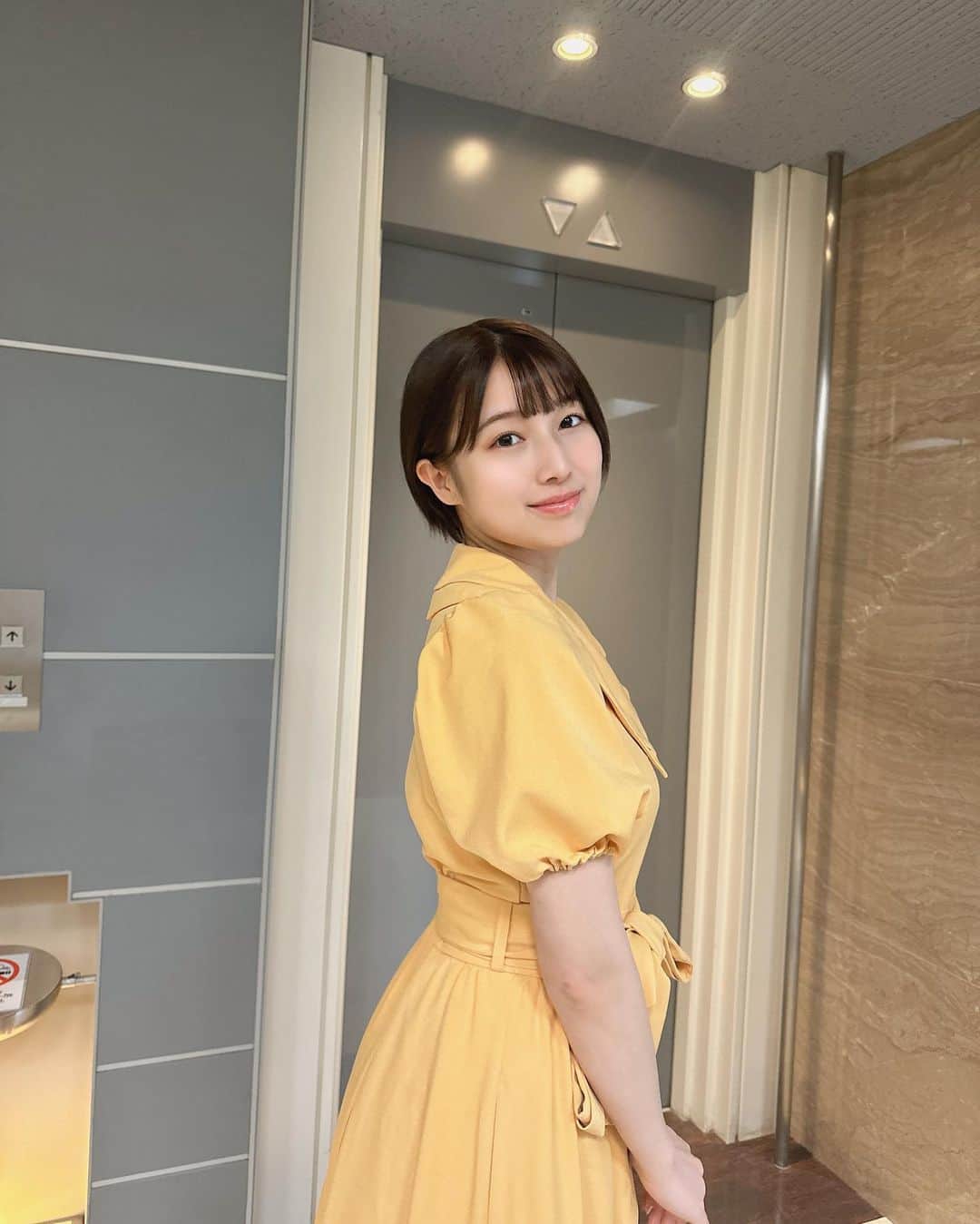 安部若菜のインスタグラム：「にこにこガールは好きですか☺️💛  #黄色#黄色コーデ#ワンピース#夏服#夏コーデ#redyazel#骨格ストレート#ショート#ショートヘア」