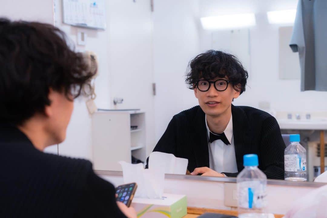 もりやすバンバンビガロさんのインスタグラム写真 - (もりやすバンバンビガロInstagram)「楽屋にて。新喜劇の親泊くんが撮ってくれました😊😊 #普通にみえるけど　#実はやんわりスベったあと　#水一気飲みした直後」5月13日 19時00分 - moriyasubanbanbigaro
