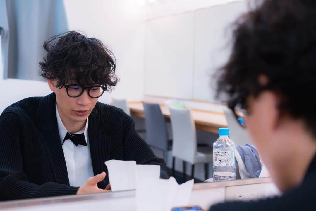 もりやすバンバンビガロさんのインスタグラム写真 - (もりやすバンバンビガロInstagram)「楽屋にて。新喜劇の親泊くんが撮ってくれました😊😊 #普通にみえるけど　#実はやんわりスベったあと　#水一気飲みした直後」5月13日 19時00分 - moriyasubanbanbigaro