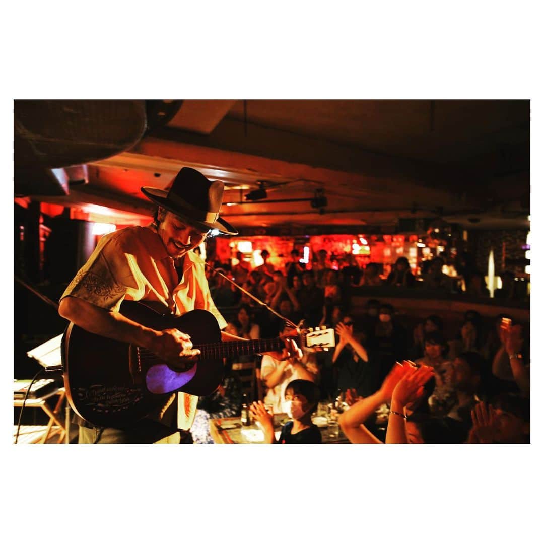Caravanのインスタグラム：「Thumbs Up 25th Anniversary  Slow Flow Music Crew Presents "YOKOHAMA CAMP"  5/6(sat) 横浜Thumbs Up  se : Birds on Strings 01.May 02.Tripper's Anthem 03.Hello & Goodbye 04.Kid 05.No Reason Blues 06.ハミングバード 07.Dynamo 08.Think  -Break-  09.Stay with Me 10.Feed Back 11.Beautiful Losers 12.Folks 13.Magic Night 14.Music Save My Life 15.新曲 16.1000の言葉より 17.Sweet Home  en1.Slow Flow en2.The Passenger en3.Bye-bye Bluebird en4.サンティアゴの道  来てくれた皆、ありがとう。 楽しかったです。 またやりましょう！  近日、動画ダイジェストも SLOW FLOW MUSIC CREWにアップするね。  photo by @susie.photographer」