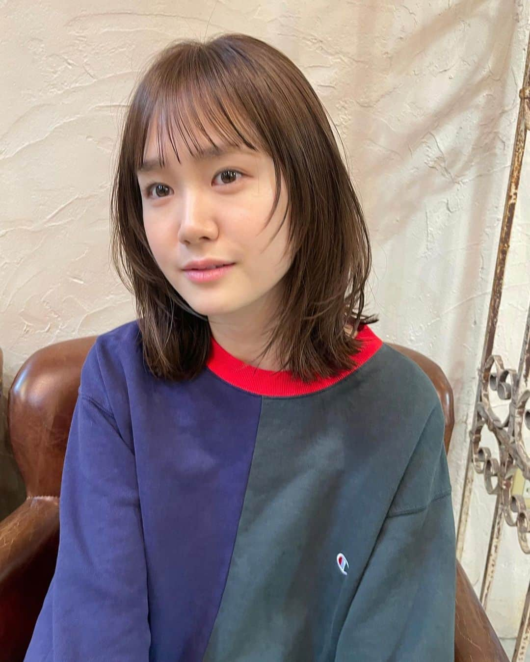 尾碕真花さんのインスタグラム写真 - (尾碕真花Instagram)「. . . やっとこさ、美容院へ💇‍♀️ . いつも完璧ヘアスタイルにして頂きありがとうございます、、 . カラー🩷🩵:@belle_kana さん カット💇‍♀️✂️:@hatanomoe さん」5月13日 18時58分 - ichika_osaki_official