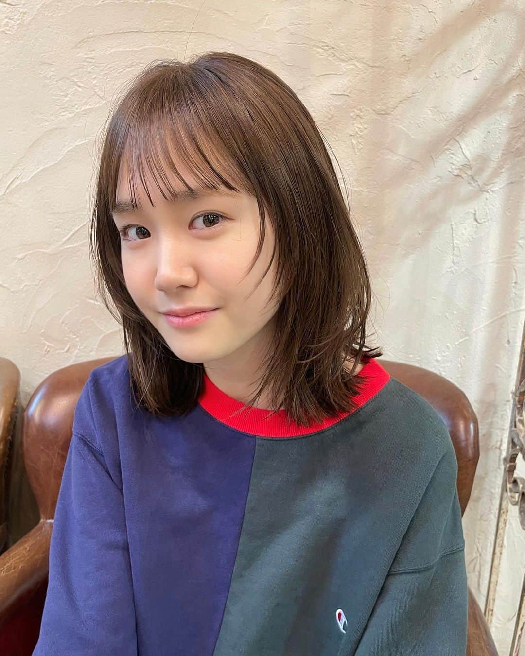 尾碕真花のインスタグラム：「. . . やっとこさ、美容院へ💇‍♀️ . いつも完璧ヘアスタイルにして頂きありがとうございます、、 . カラー🩷🩵:@belle_kana さん カット💇‍♀️✂️:@hatanomoe さん」