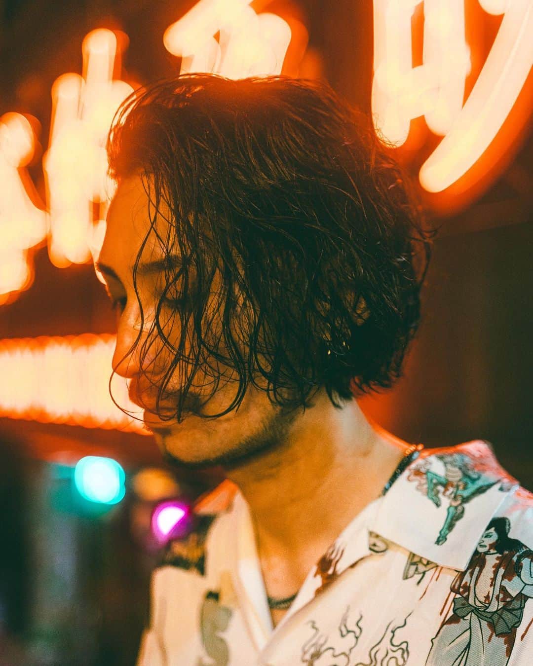 のインスタグラム：「#𝔠𝔦𝔫𝔢𝔪𝔞𝔱𝔦𝔠𝔪𝔢𝔫𝔰𝔥𝔞𝔦𝔯  "メンズボブと波巻きスパイラル"  内側に波巻き 表面にスパイラルをいれて 気だるくきめるメンズボブ  今年はこんな雰囲気で夏の準備をしてみてもいいと思います。  @neat_aloha のシャツが裏渋の雰囲気にあいすぎている🤔  #大人パーマ #メンズボブ #黒髪パーマ #波巻きスパイラル　 #アロハシャツ  #oceantokyo」
