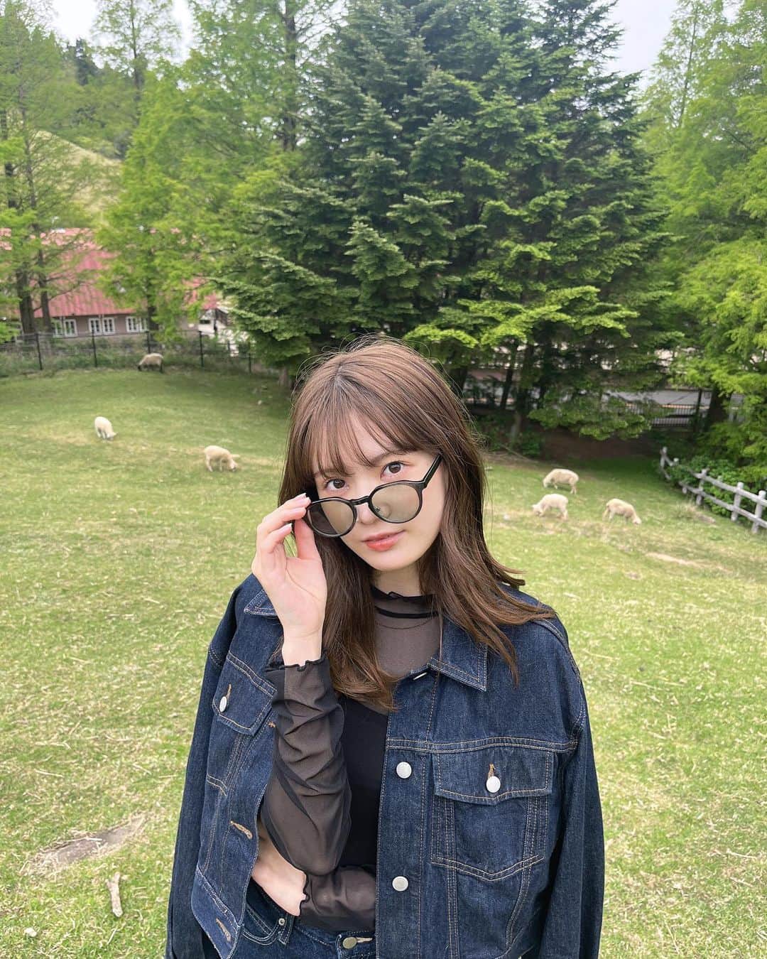 青井乃乃さんのインスタグラム写真 - (青井乃乃Instagram)「めちゃくちゃ楽しみにしてた牧場🐮🌱必死に撮ったけど羊さんあんまり顔写ってないです💦、笑  念願のアイスも食べて最高だったぜ  #牧場  #牧場コーデ #六甲山牧場 #神戸デート #神戸観光  #六甲山」5月13日 19時02分 - no.17_11