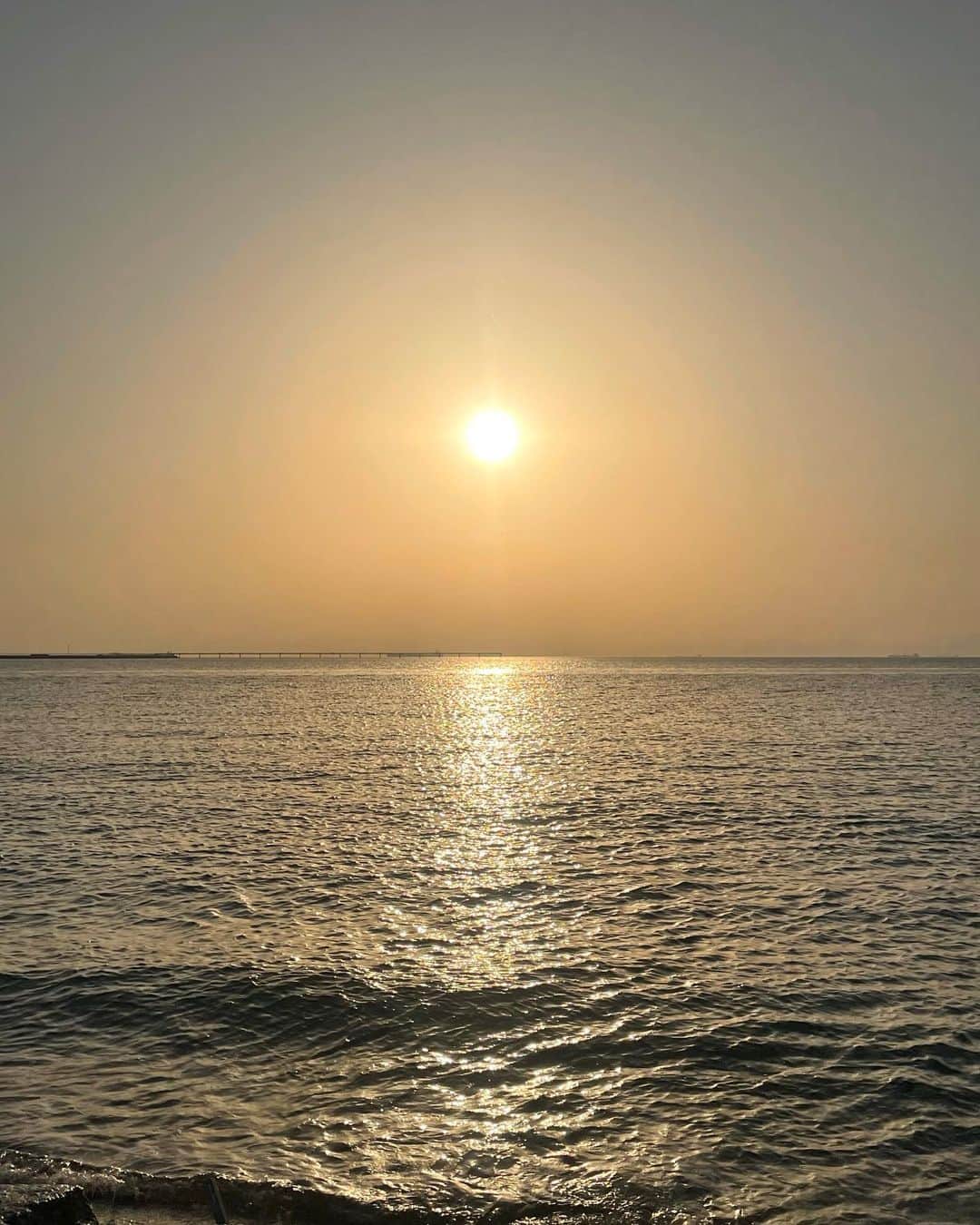 Manaさんのインスタグラム写真 - (ManaInstagram)「⚓️𝑺𝒖𝒏𝒔𝒆𝒕☀️ ⁡ ちょっと前に見に行ったときの✨ ⁡ ぼーっと綺麗な景色を眺めてる時間が好き。 波の音に耳を澄ませばもっと癒される♡ ⁡ ⁡ #lovenature #sunset #sunsetbeach  #sunsetphotography #beautifulsea」5月13日 19時02分 - mana.tcy