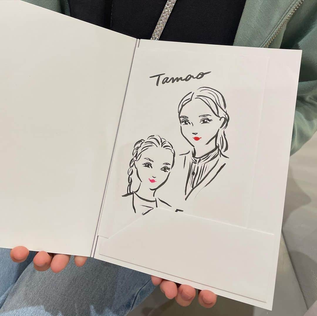 のインスタグラム：「とても記念になる親子のイラストを描いて頂きました✨  昨日の運動会で、娘は全身が筋肉痛で、外出したくなかったはずですが、 @laprairie のアイテムで ハンドマッサージを受けさせて頂き、 満面の笑みでした😊  ぜひ、新宿伊勢丹の店舗へも伺ってみたいです！  なんとも上品に素肌が潤う贅沢な時間をありがとうございました🙏  #親子 #ラプレリー #ハンドマッサージ #肌ケア  #玲奈さんいつもありがとう😊」