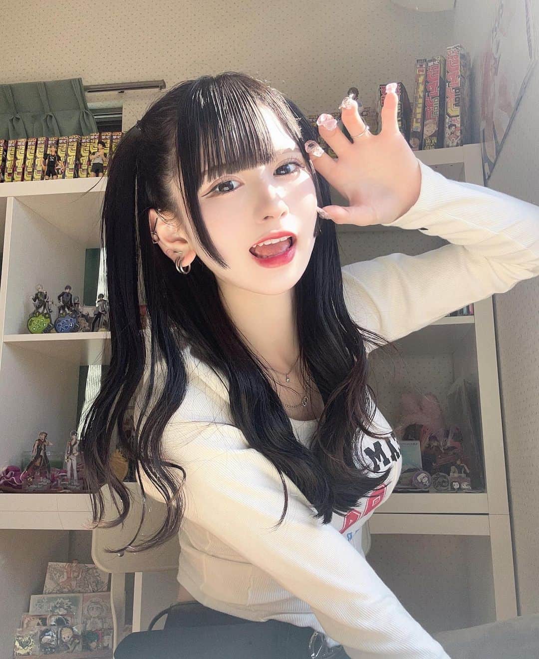 狐波ろんのインスタグラム：「後ろに推したちたくさんいるから見てみて┣¨‡┣¨‡♡♡  #自撮り#自撮り界隈#他撮り #ハーフツイン」