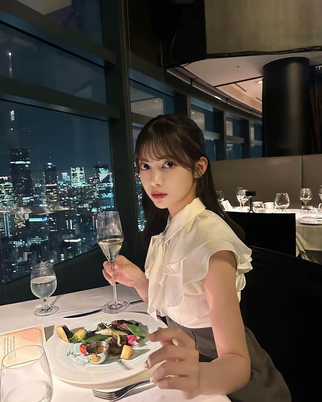 大薮未来さんのインスタグラム写真 - (大薮未来Instagram)「東京タワーが見えるレストランに🗼♡  本当に夜景が綺麗でした〜〜！ お料理もどれも美味しくて、大満足♡  デザートも2種類食べました✨ また行きたいな〜  #fishbanktokyo 　#夜景ディナー　#東京タワー夜景 #都内ディナー  #新橋ディナー #汐留ディナー」5月13日 19時17分 - miku_ohyabu