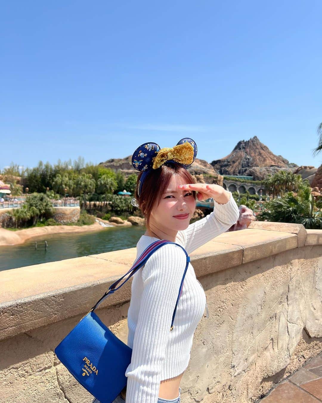 のインスタグラム：「初めてソアリン乗った🎈 感動🥹  天気良すぎて眩しすぎた😎  #disney #disneysea #ディズニーシー」