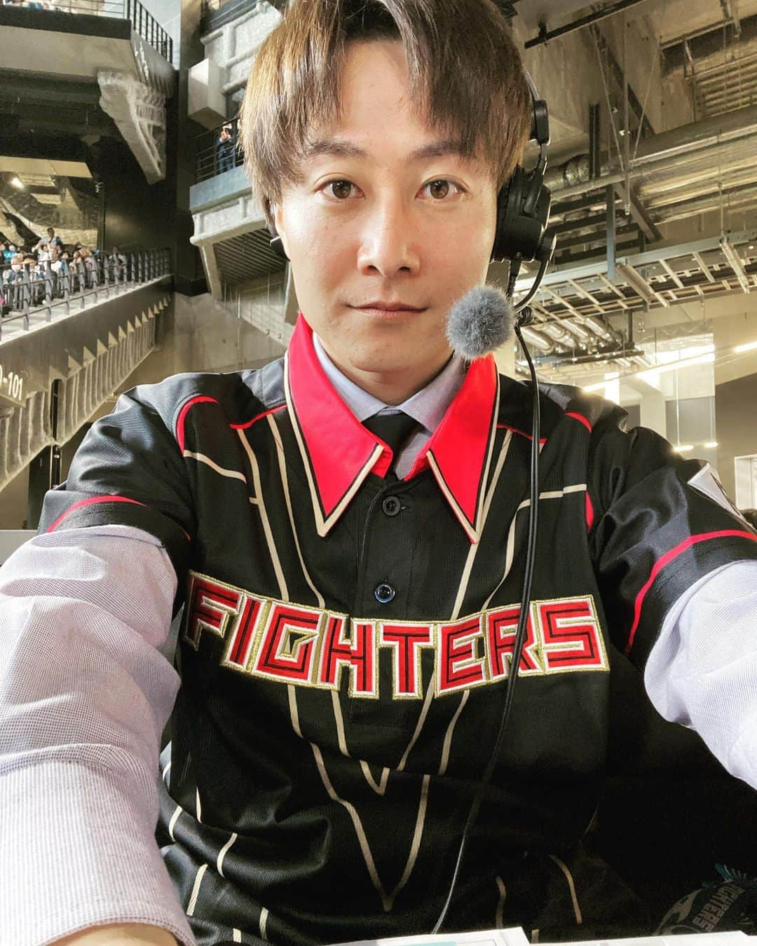 土井悠平さんのインスタグラム写真 - (土井悠平Instagram)「しゃけほー！！🐟  NEW AGE GAMES 新庄監督ユニフォームで戦った初戦！ 完勝でした！☺️ 良い滑り出し！！ 加藤貴之投手、マリーンズ相手に見事な完封勝利！ 江越選手の3ランもカッコよかった！  岩本勉さん　@gun18gun18  ハーティさん @harty.freedom  と楽しく中継させてもらいました！！ ありがとうございました💪  そして、 試合前、岩本さんから 誕生日プレゼントを頂きました🤩 お優しい🫶 アフターゲームショーでめっちゃナダルのモノマネ振られたけど、、お優しい🫶笑  ファンの方も、誕生日プレゼント🎁 くださいました😭 お気遣い頂きありがとうございます🫣  写真、自撮りしかなくてすみません🙇‍♂️  #北海道日本ハムファイターズ  #lovefighters  #千葉ロッテマリーンズ  #chibalotte  #gaora #新庄剛志 監督 #ユニフォーム  #しゃけほー」5月13日 19時19分 - doi_yuhei