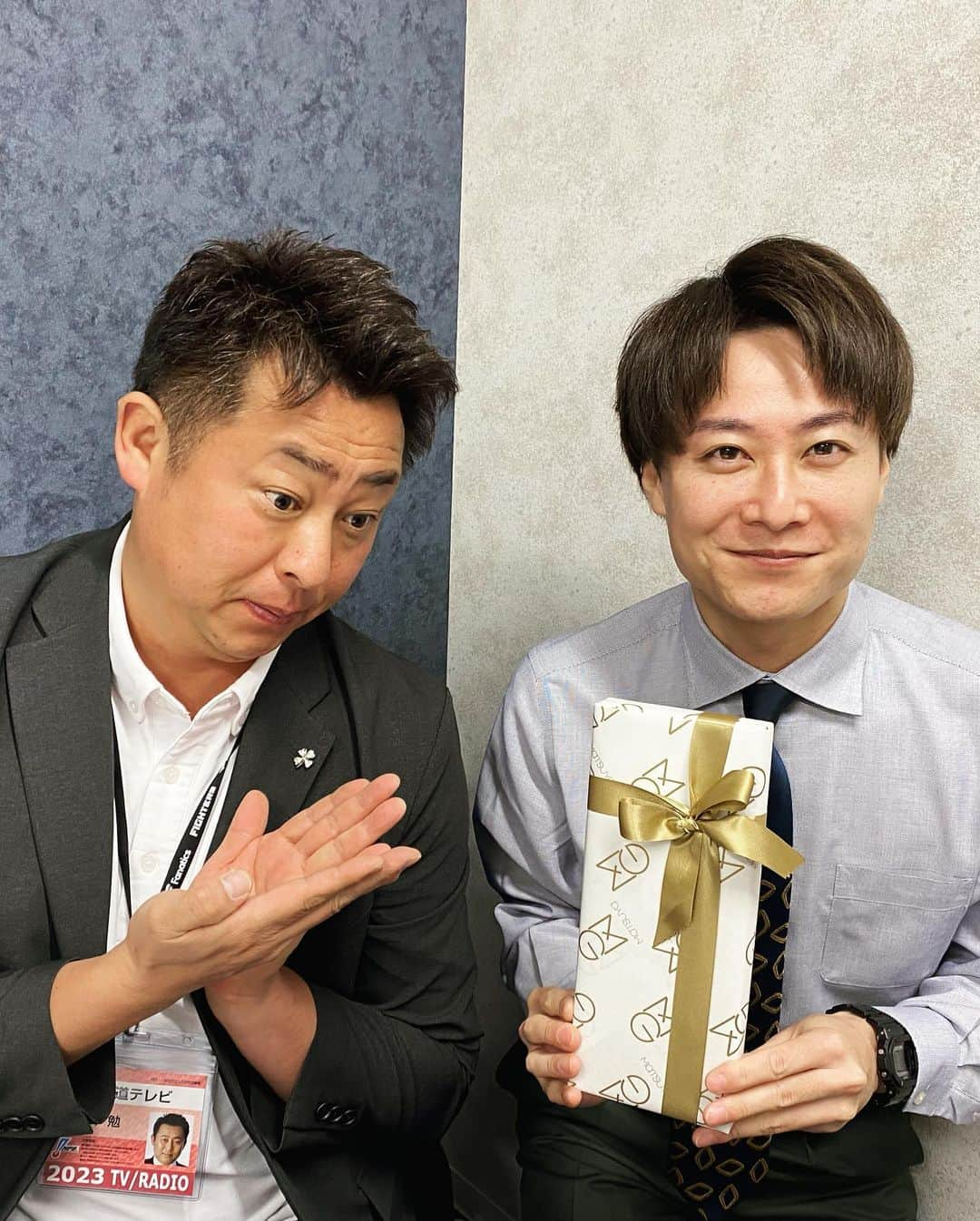 土井悠平さんのインスタグラム写真 - (土井悠平Instagram)「しゃけほー！！🐟  NEW AGE GAMES 新庄監督ユニフォームで戦った初戦！ 完勝でした！☺️ 良い滑り出し！！ 加藤貴之投手、マリーンズ相手に見事な完封勝利！ 江越選手の3ランもカッコよかった！  岩本勉さん　@gun18gun18  ハーティさん @harty.freedom  と楽しく中継させてもらいました！！ ありがとうございました💪  そして、 試合前、岩本さんから 誕生日プレゼントを頂きました🤩 お優しい🫶 アフターゲームショーでめっちゃナダルのモノマネ振られたけど、、お優しい🫶笑  ファンの方も、誕生日プレゼント🎁 くださいました😭 お気遣い頂きありがとうございます🫣  写真、自撮りしかなくてすみません🙇‍♂️  #北海道日本ハムファイターズ  #lovefighters  #千葉ロッテマリーンズ  #chibalotte  #gaora #新庄剛志 監督 #ユニフォーム  #しゃけほー」5月13日 19時19分 - doi_yuhei