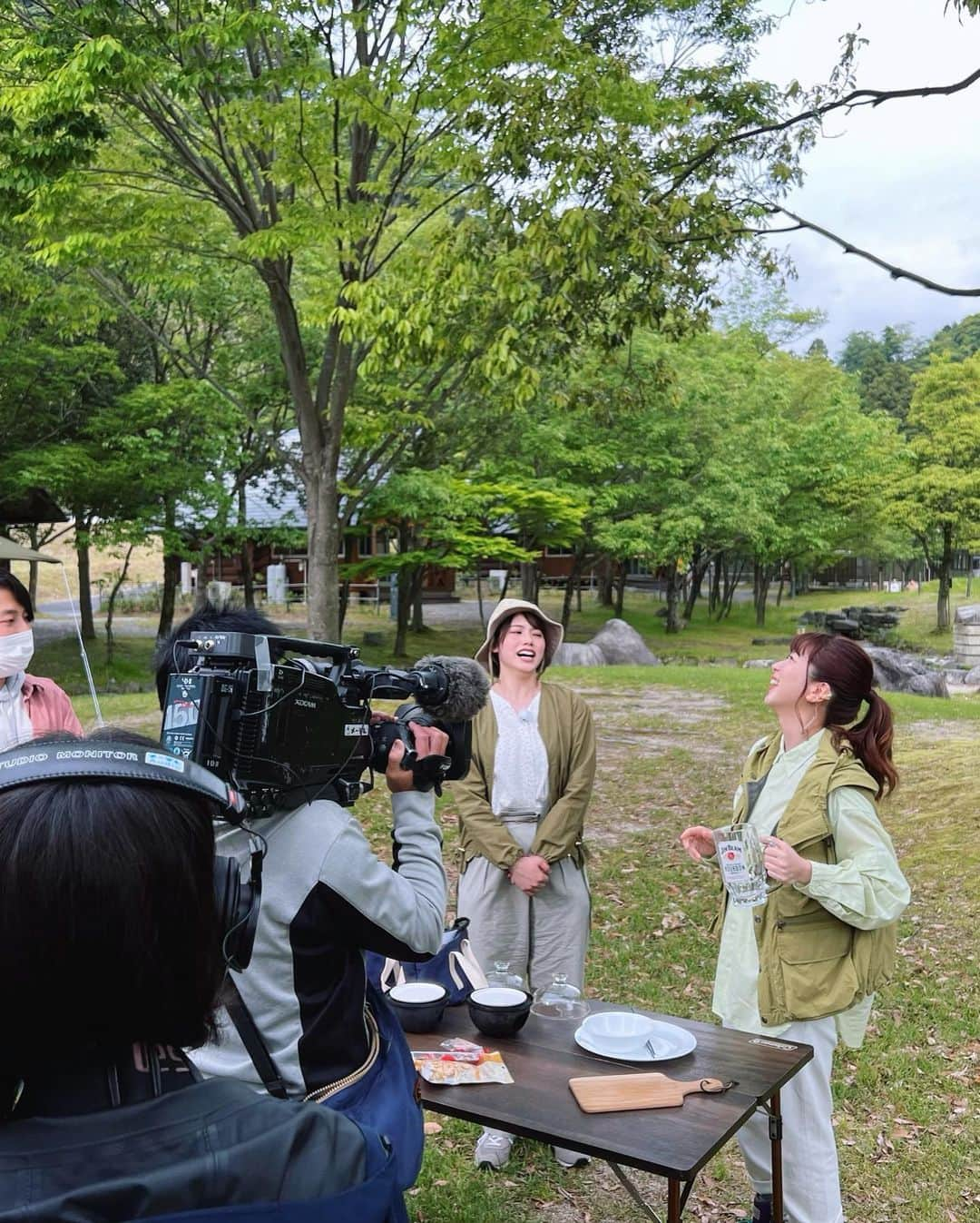 白井奈津さんのインスタグラム写真 - (白井奈津Instagram)「ななちゃんと青川峡キャンピングパークから生中継🏕️✨  朝からたっくさん笑いました‼︎ 可愛いさだけでなく人柄も本当に素敵なななちゃん🫶  楽しくて美味しい時間をありがとうございました🧡  青川峡キャンピングパークはすごく綺麗なキャンプ場で新しいのかと思ったら今年20周年なんですって👏  みなさまの想いとしっかりとした管理で 綺麗で快適なキャンプ場が守られているんだなぁと感動しました✨✨  キャンプグッズのレンタルも充実していて初心者にも優しいの嬉しい🏕️  ハピキャンチームの方に焚き火はスローで撮ると映えると教えてもらって 自分の動きまでスローにしてしまった動画が最後に👈  #メーテレ #ドデスカドようびデス  @dodesuka.doyoubi_official  #ななちゃん #安藤渚七 #なないろ天気 #青川峡キャンピングパーク #いなべ市 #ハッピージムビームキャンプ」5月13日 19時21分 - shirai_natsu